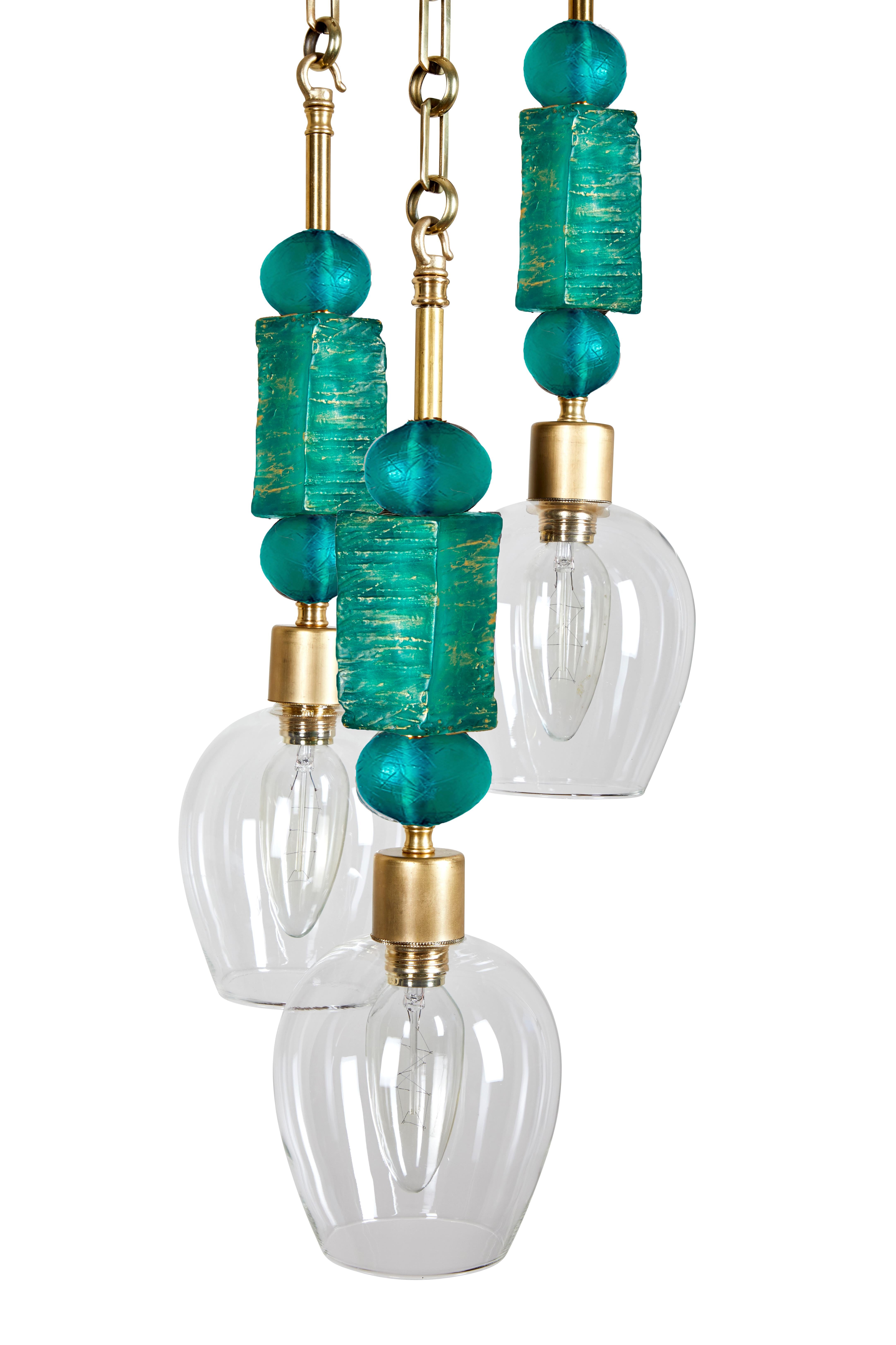 Moderne Lampe à suspension Manhattan en laiton avec composants sculptés verts de Margit Wittig en vente