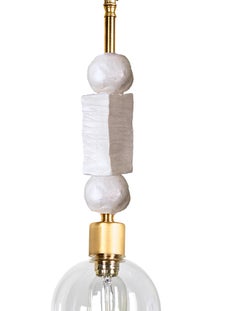 Ciondolo Manhattan in ottone con componenti scolpite bianche di Margit Wittig