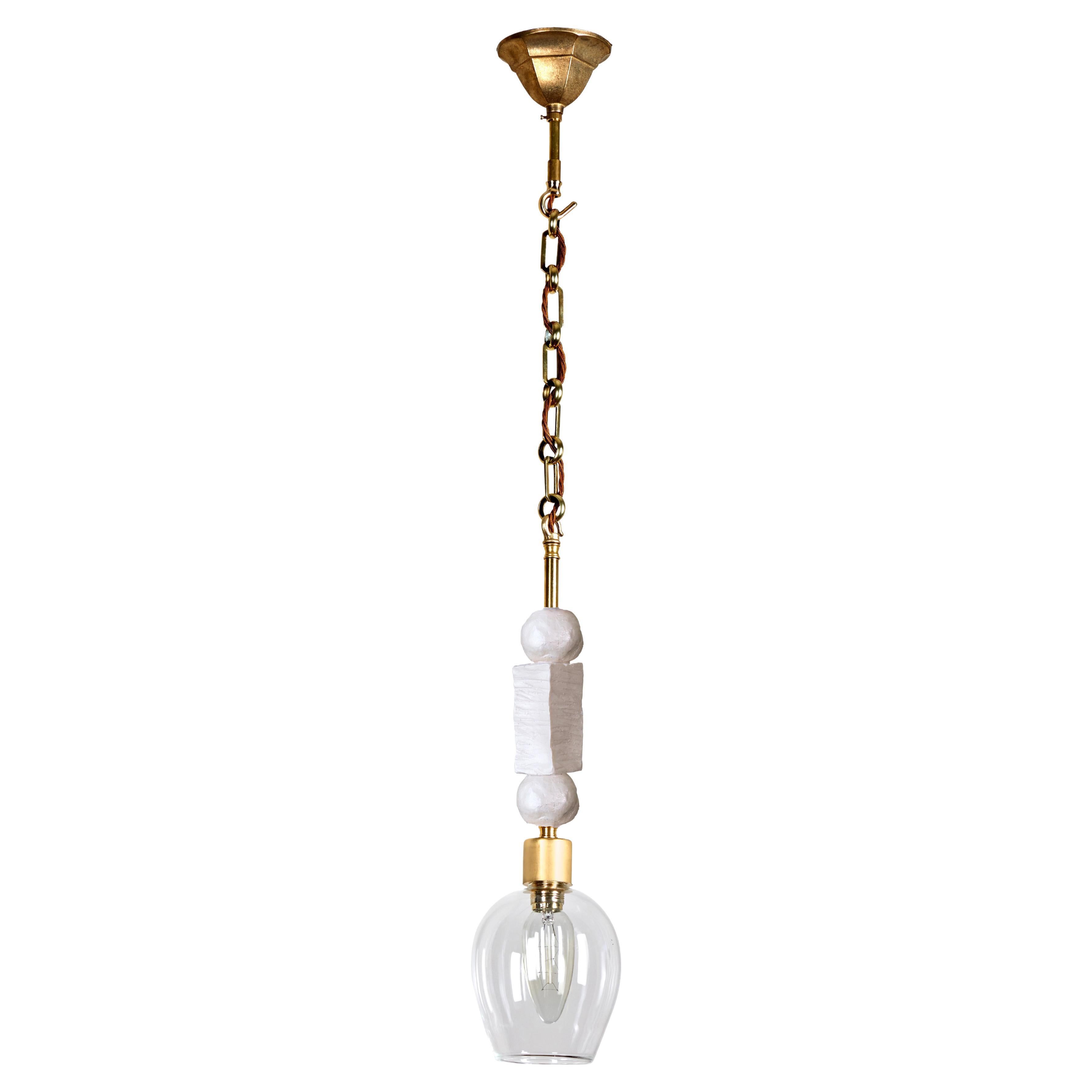 Lampe à suspension Manhattan en laiton avec composants sculptés blancs de Margit Wittig en vente