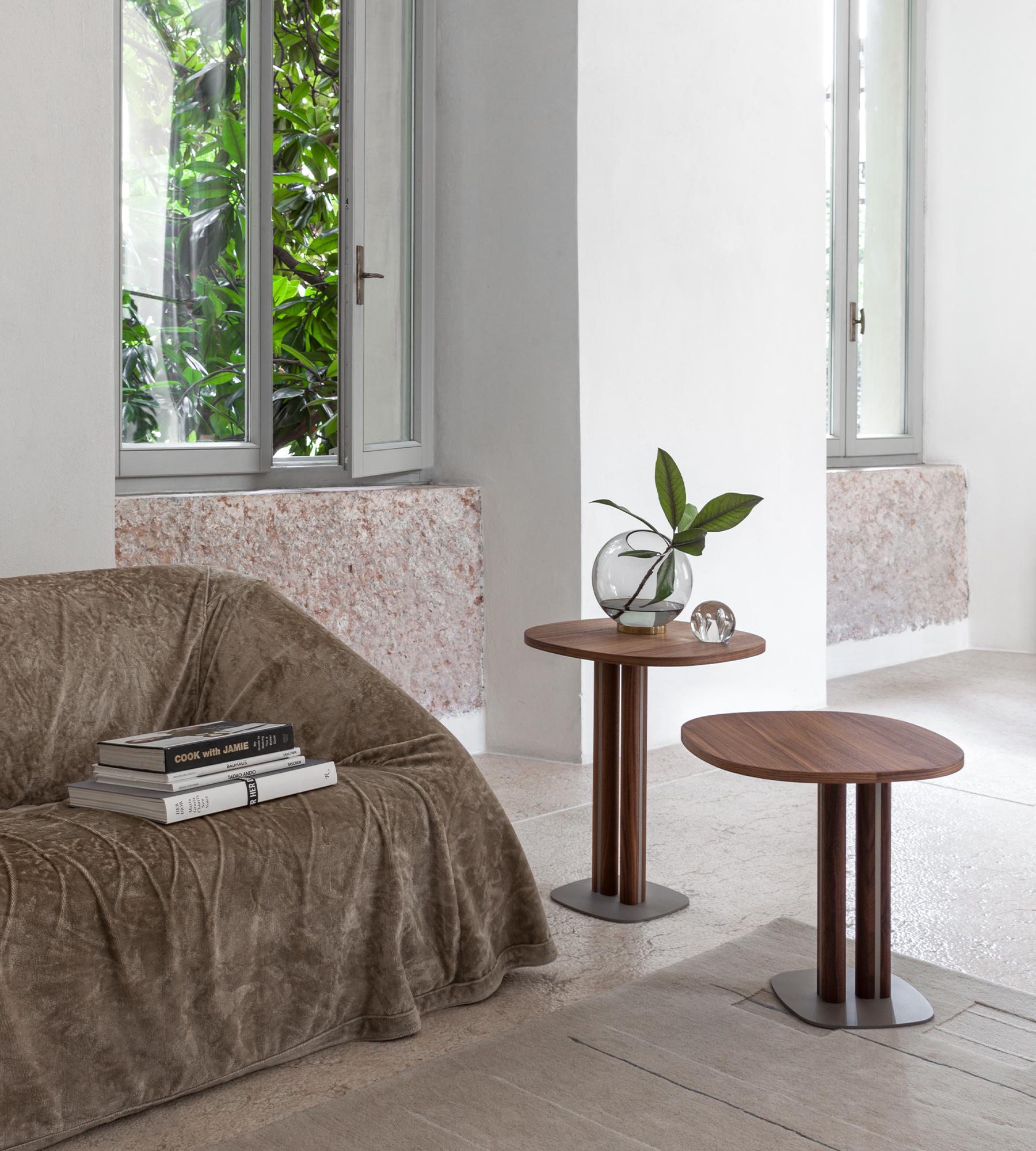 Tavolino Manhattan di Morica Design
Dimensioni: P 45 x L 45 x H 46 cm.
Materiali: Noce canaletto, metallo.

Disponibile in legno di noce canaletto, rovere di Laguna o rovere naturale. Contattateci.
Disponibile nelle finiture in metallo brunito scuro