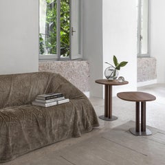 Kleiner asymmetrischer Manhattan-Beistelltisch aus Nussbaumholz von Morica Design