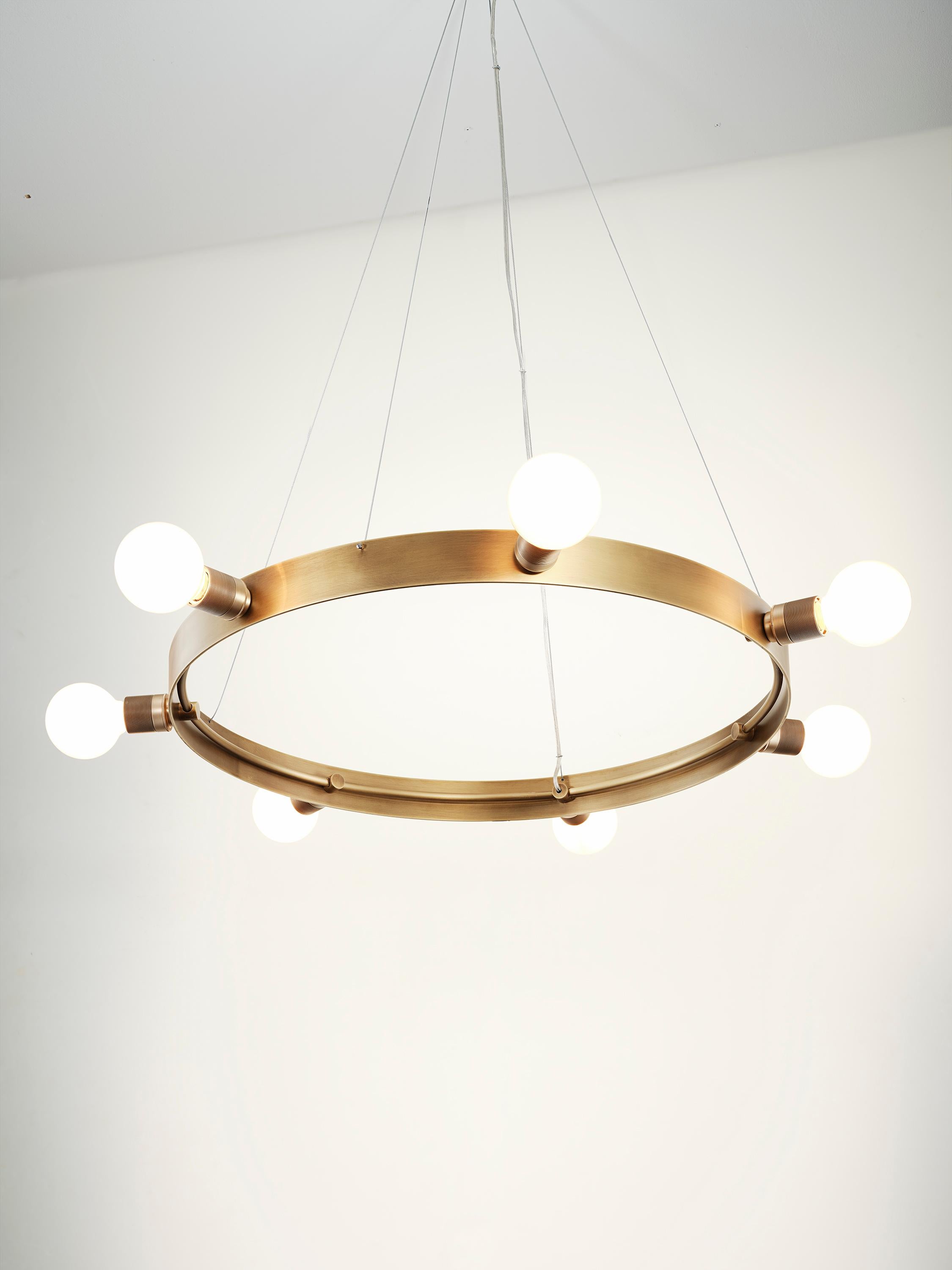 Fa parte della Boroughs Collection, creata in collaborazione con The Brownstone Boys.
Il lampadario Manhattan si ispira alla grandezza della Rose Reading Room della New York Public Library. La struttura circolare è in ottone massiccio forgiato con