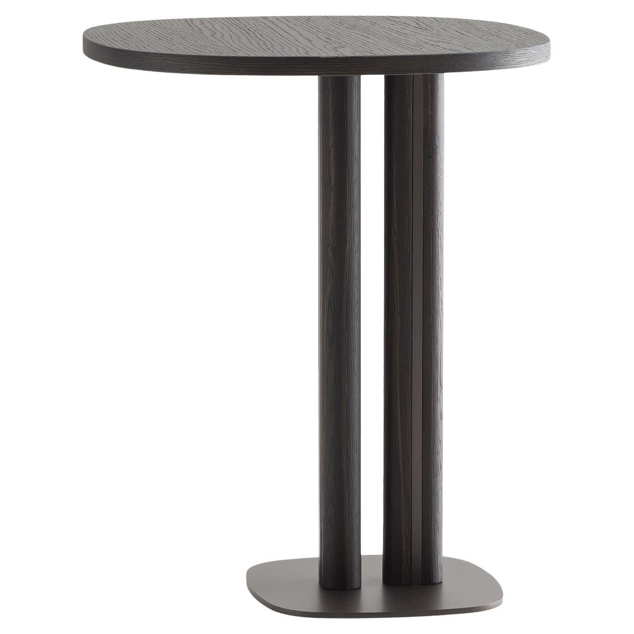 Mesa auxiliar Manhattan alta asimétrica bruñida de Morica Design
