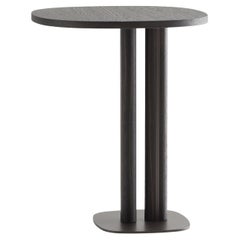 Mesa auxiliar Manhattan alta asimétrica bruñida de Morica Design