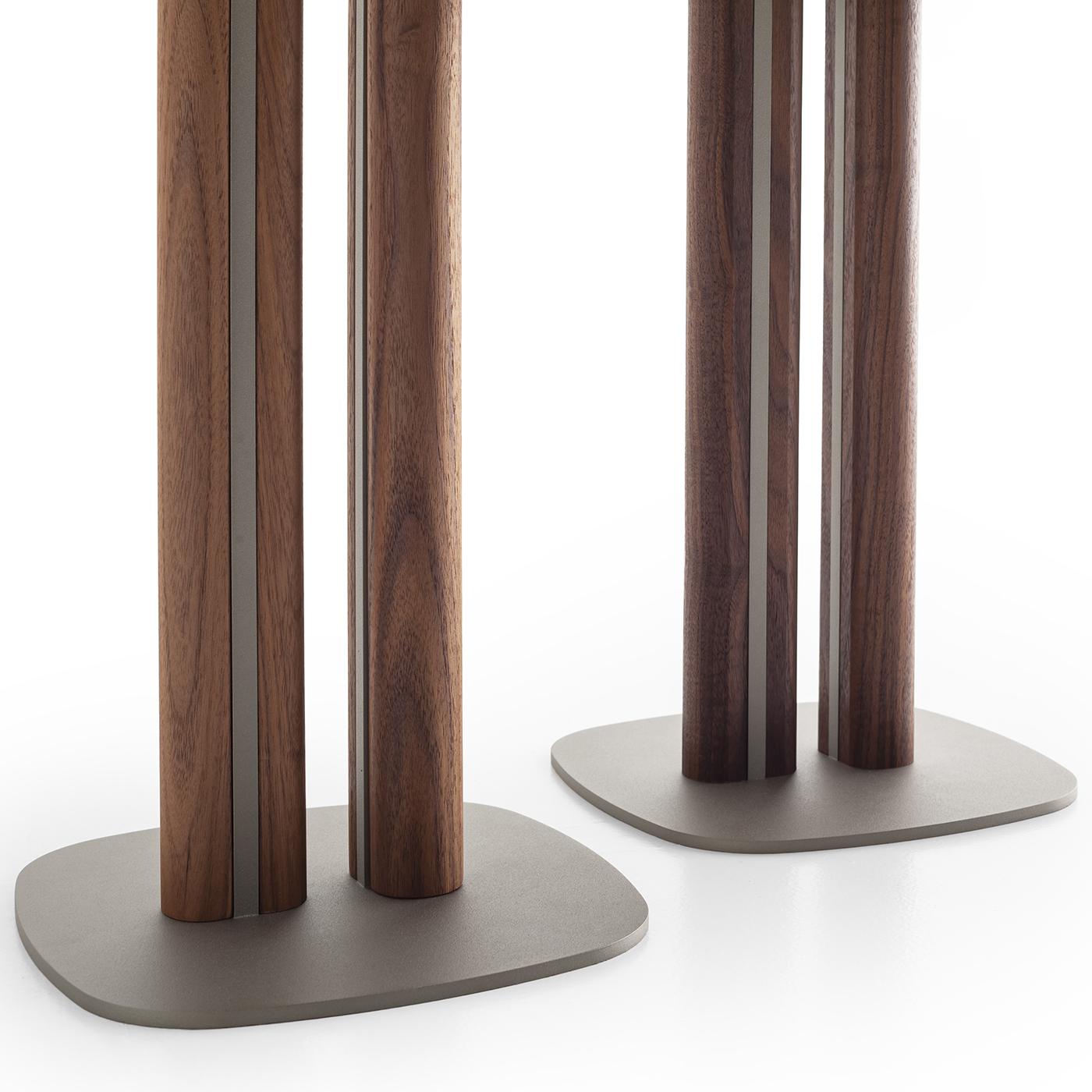 Mesa auxiliar alta asimétrica de nogal Manhattan de Morica Design en Nuevo estado para la venta en Milan, IT