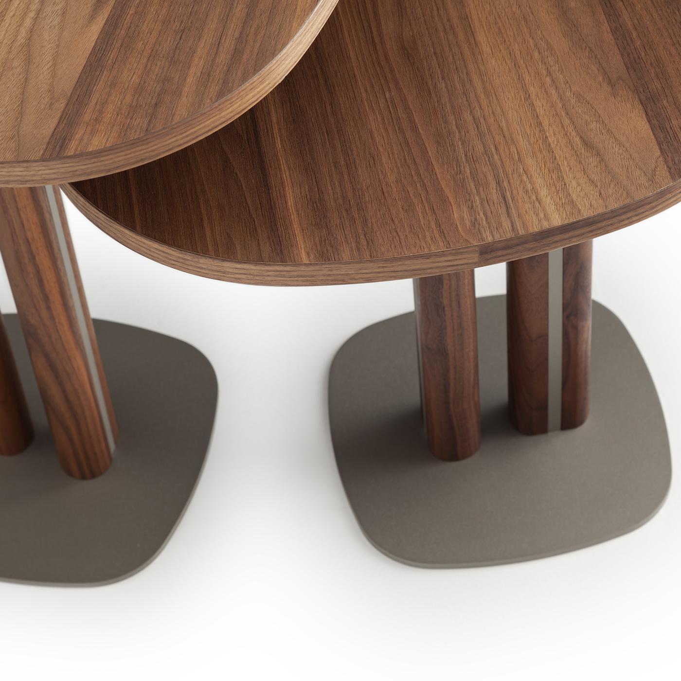 Mesa auxiliar alta asimétrica de nogal Manhattan de Morica Design Siglo XXI y contemporáneo en venta