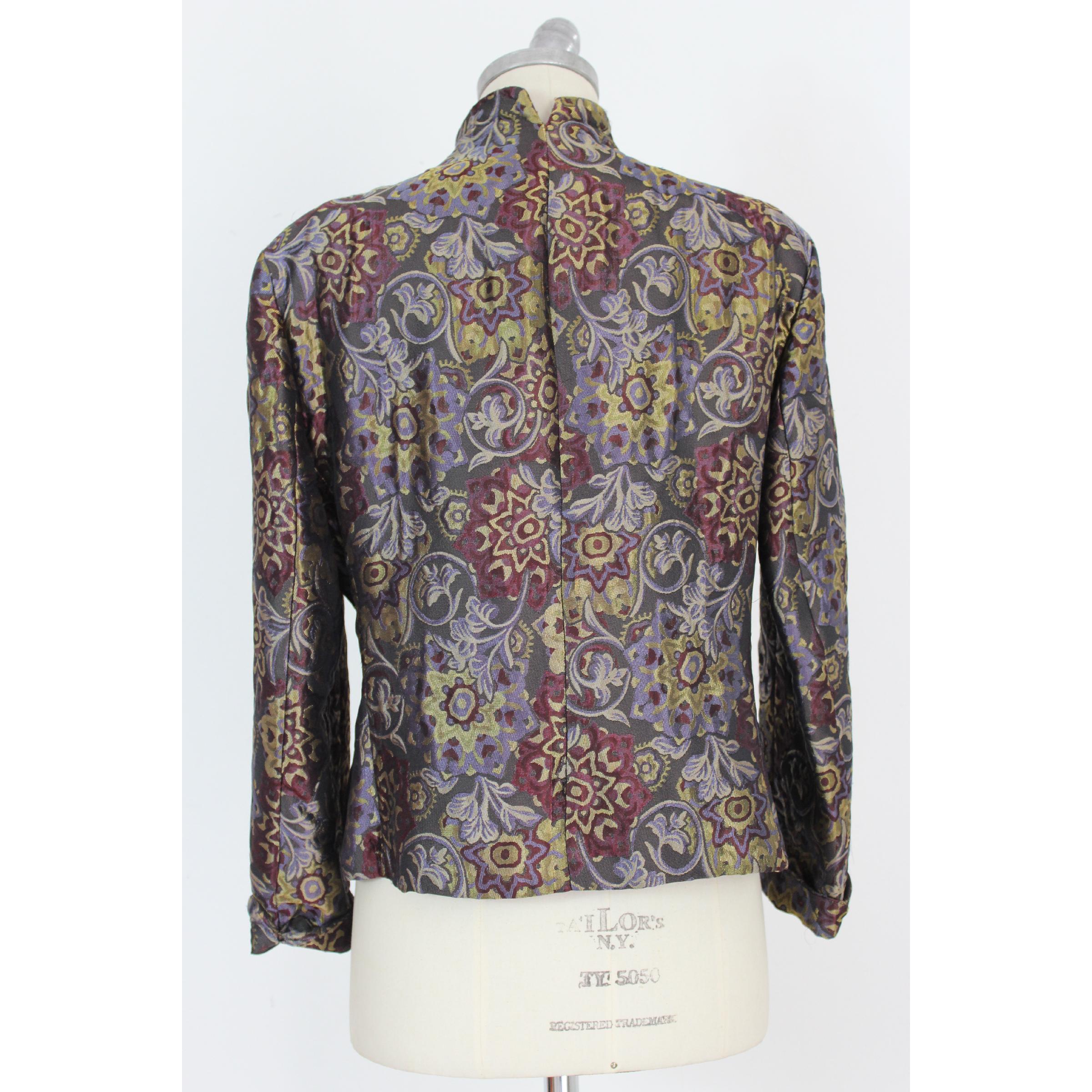 Mani 80s vintage women's jacket, Armani line. Damask jacket with multicolored floral designs, 53% acetate, 29% wool 18% silk. High-necked Korean model, fitted. Inside the spare button. Made in Italy. Excellent vintage condition.

Size: 44 It 10 Us