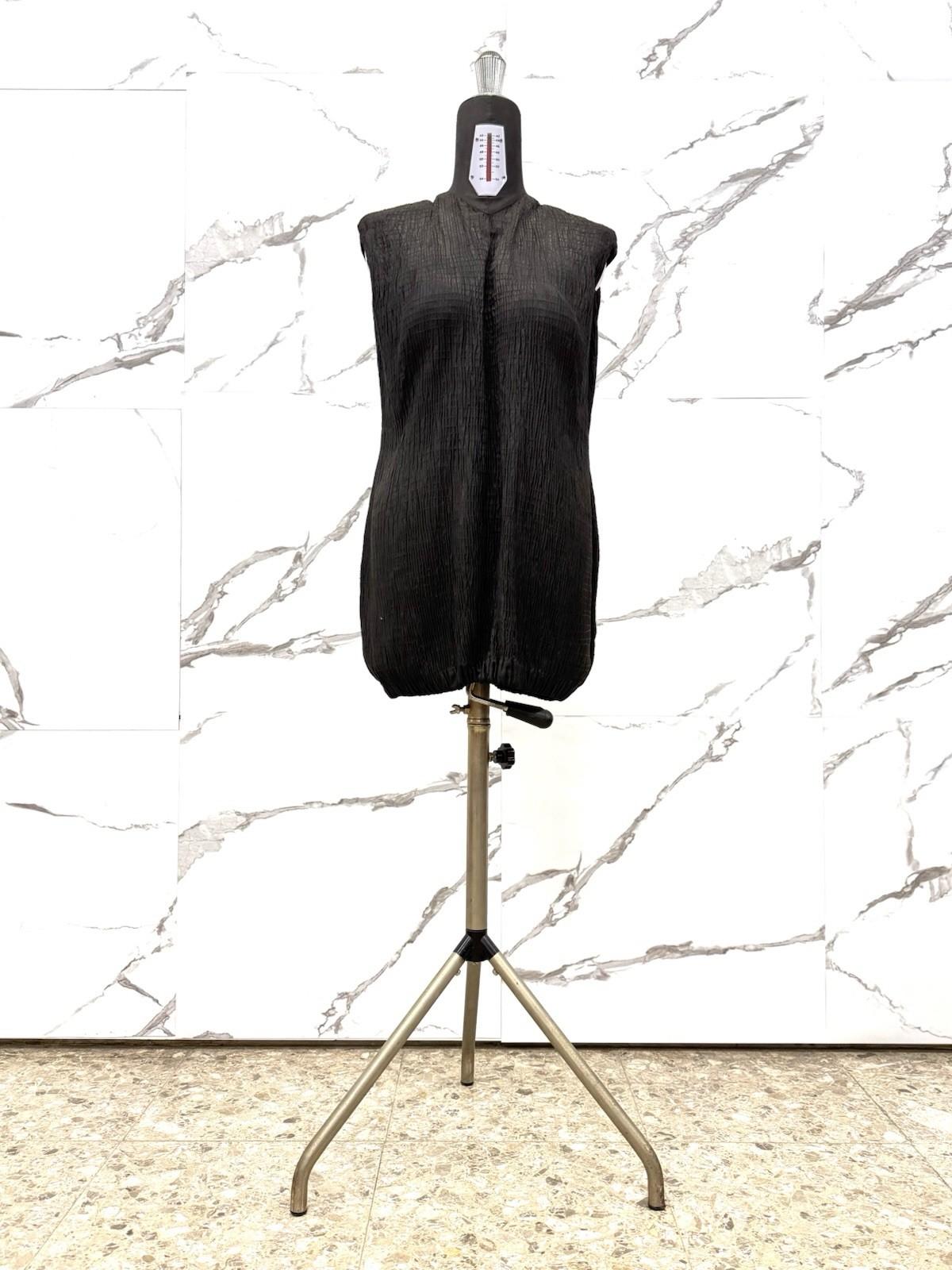 Questo manichino sartoriale da donna della SINGER degli anni ’70 è un perfetto esempio di qualità e funzionalità vintage. La sua struttura in acciaio garantisce robustezza e stabilità, mentre il busto in plastica lo rende leggero e facile da