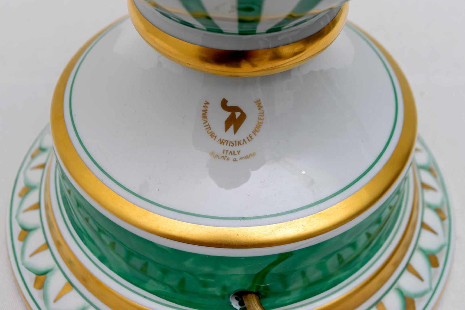Manifattura Artistica Le Porcellane Lámpara de mesa italiana dorada pintada a mano en venta 3