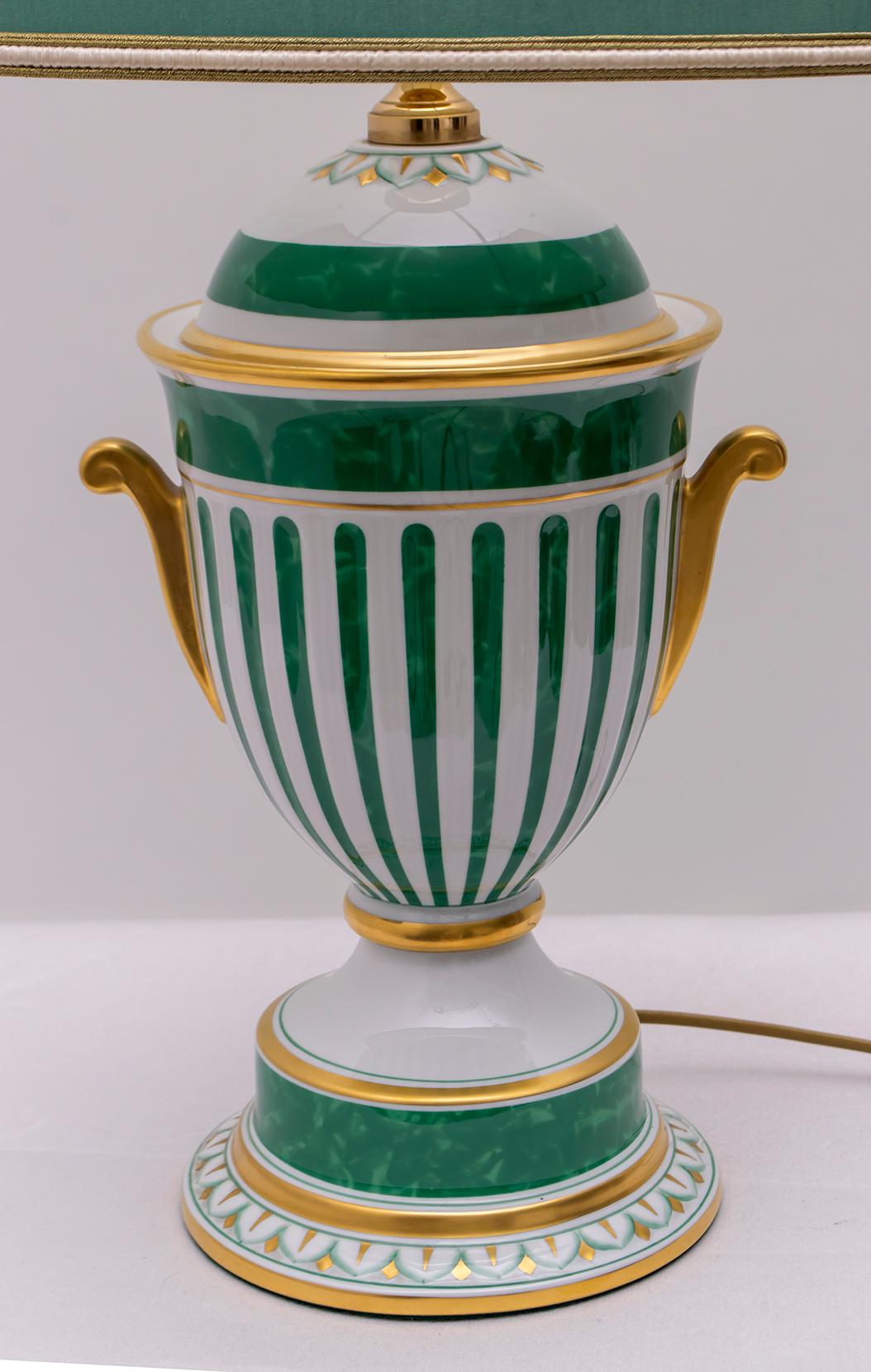 Néoclassique Manifattura Artistica Le Porcellane lampe de bureau italienne plaquée or peinte à la main en vente