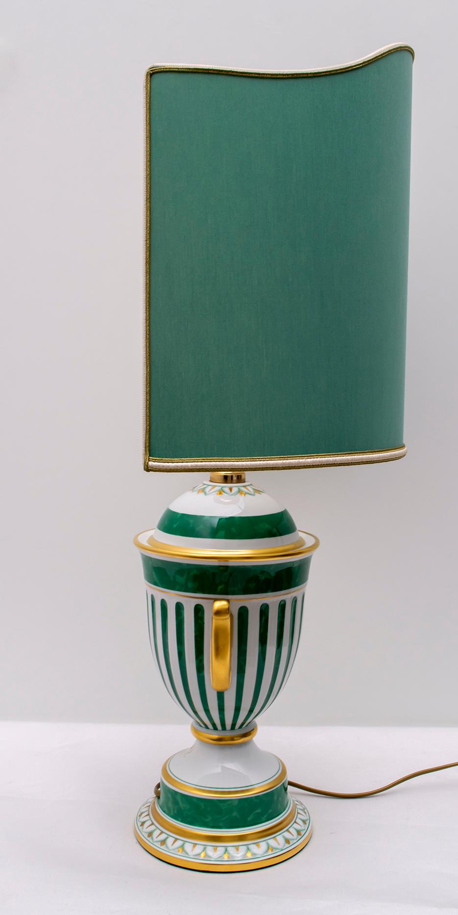 Italienische vergoldete Manifattura Artistica Le Porcellane-Tischlampe, handbemalt im Zustand „Gut“ im Angebot in Puglia, Puglia