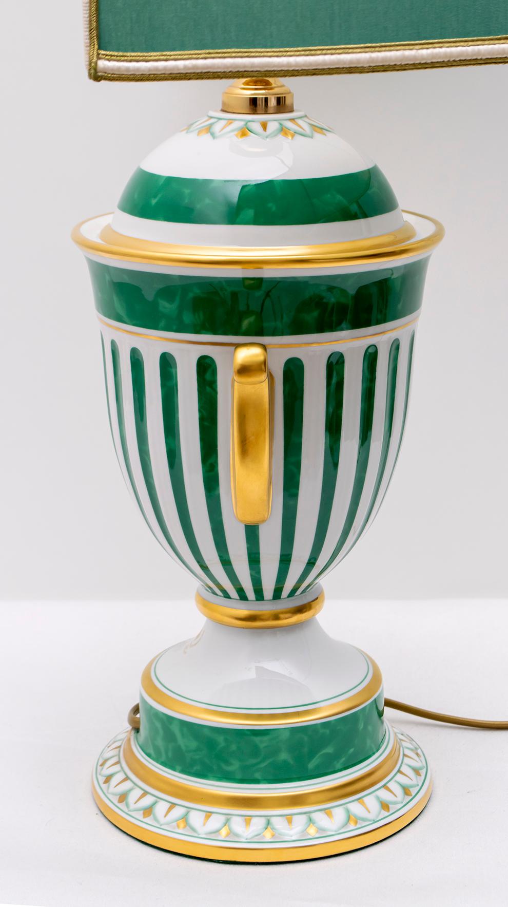 Fin du 20e siècle Manifattura Artistica Le Porcellane lampe de bureau italienne plaquée or peinte à la main en vente