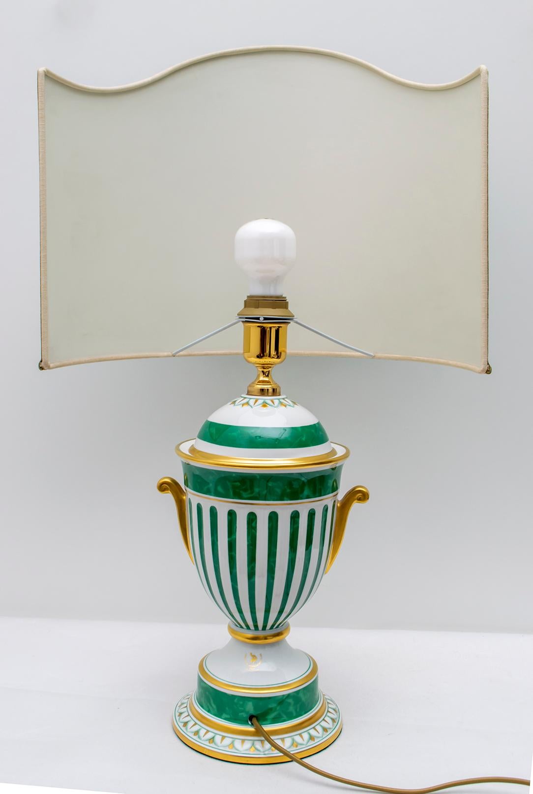 Italienische vergoldete Manifattura Artistica Le Porcellane-Tischlampe, handbemalt im Angebot 1