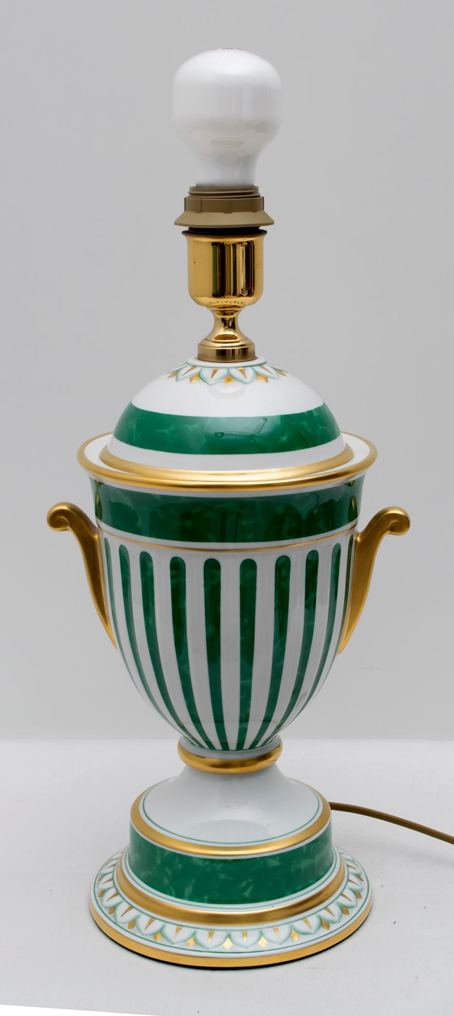 Italienische vergoldete Manifattura Artistica Le Porcellane-Tischlampe, handbemalt im Angebot 3