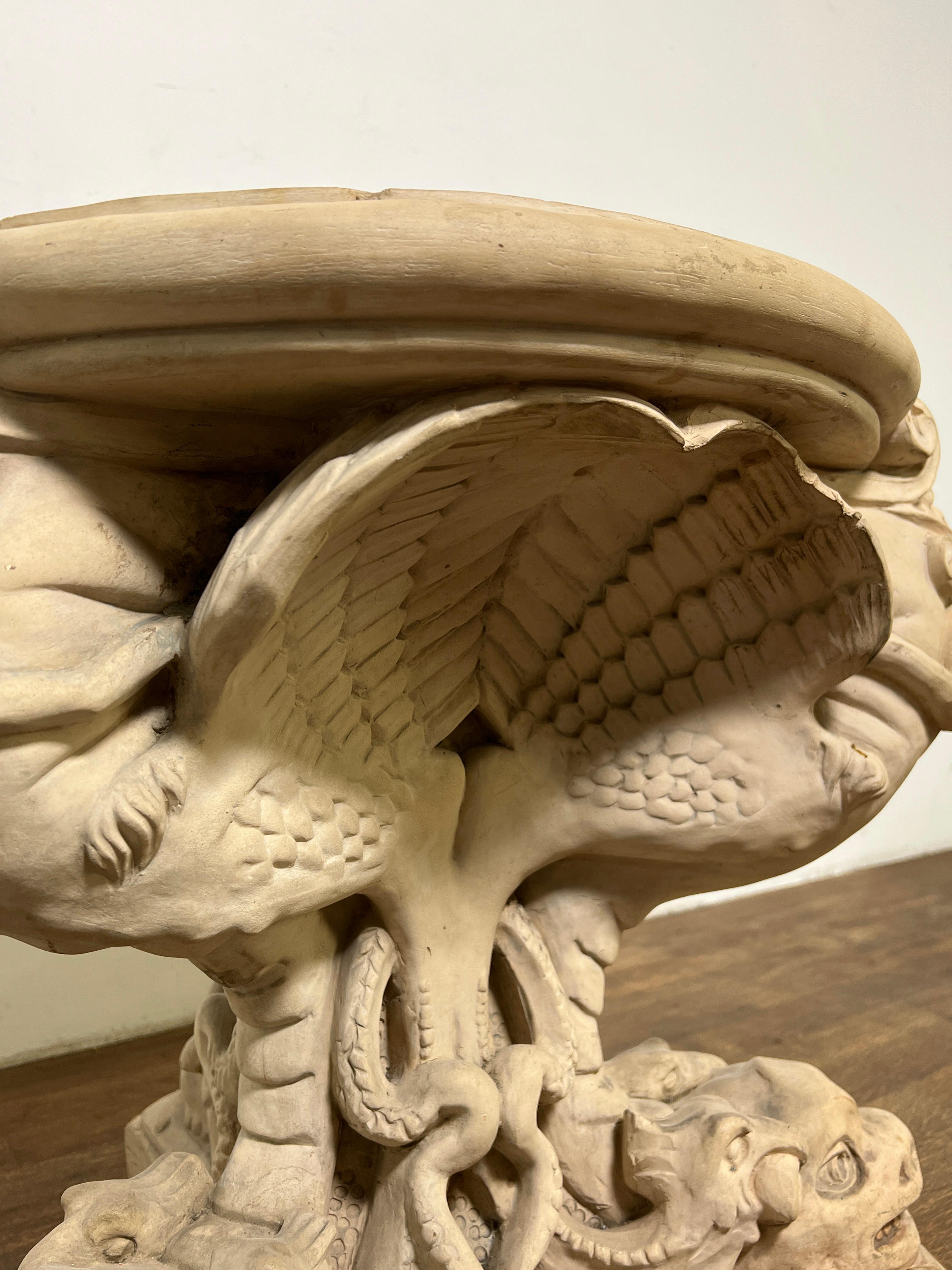 Support ou table en terre cuite de style roman, vers 1900, décoré de bêtes mythiques et de formes stylisées. Fabriqué par l'important atelier de poterie italien Manifattura di Signa de Florence, fondé à la fin du XIXe siècle par le maître sculpteur