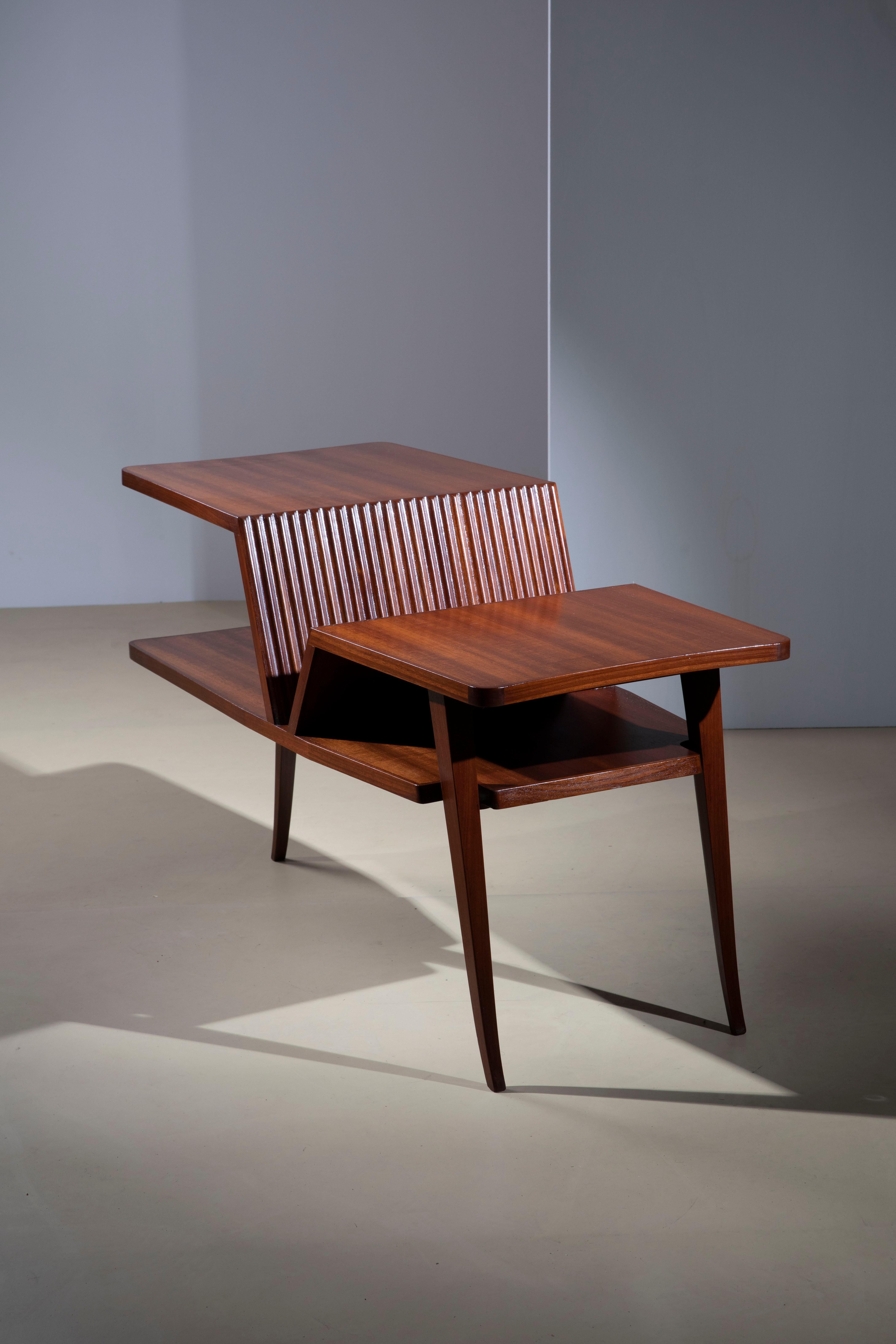 Mid-Century Modern Italian manufacture, Low three-legged coffee table for living room, 1950s For Sale
