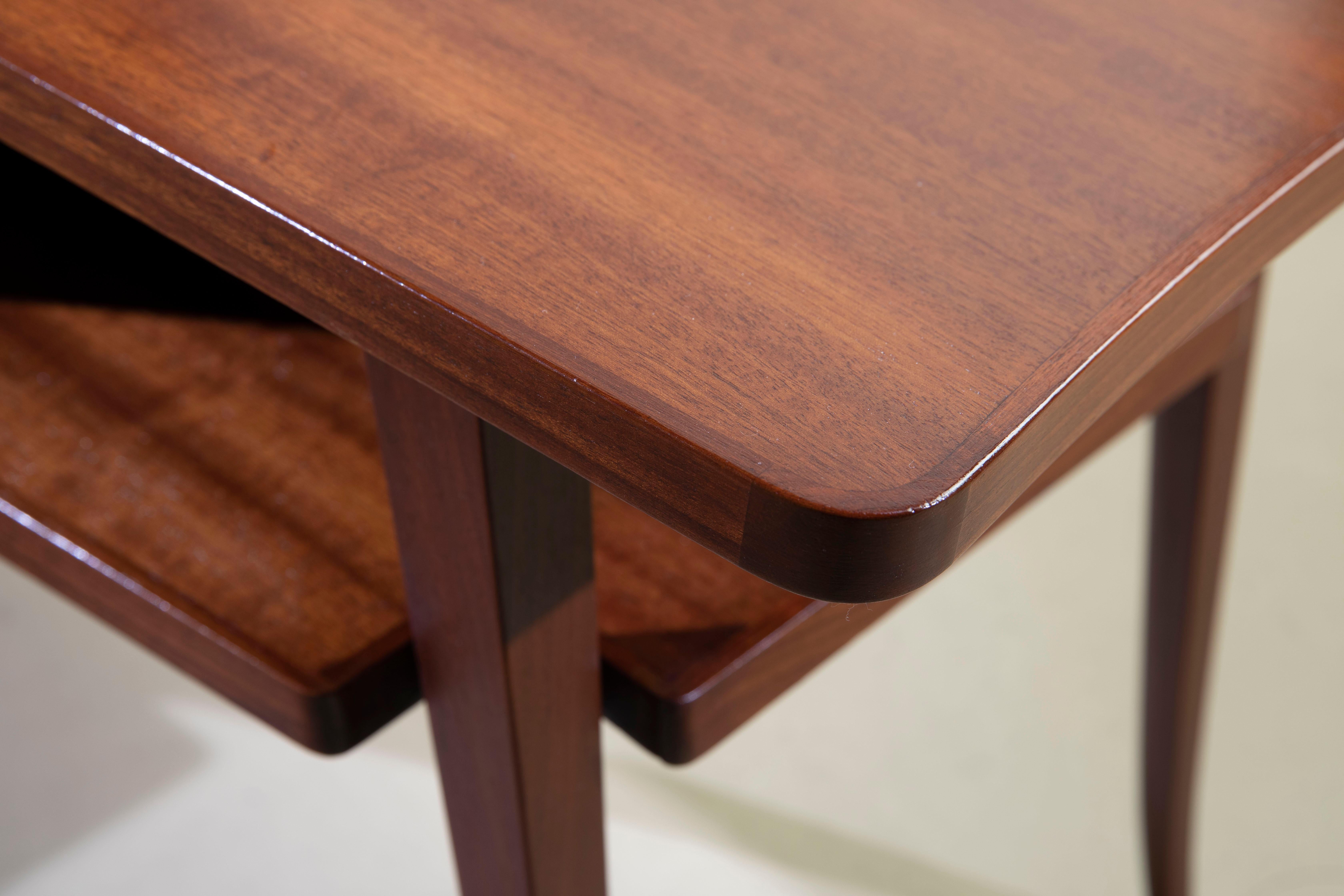 Italian manufacture, Low three-legged coffee table for living room, 1950s In Good Condition For Sale In Firenze, IT