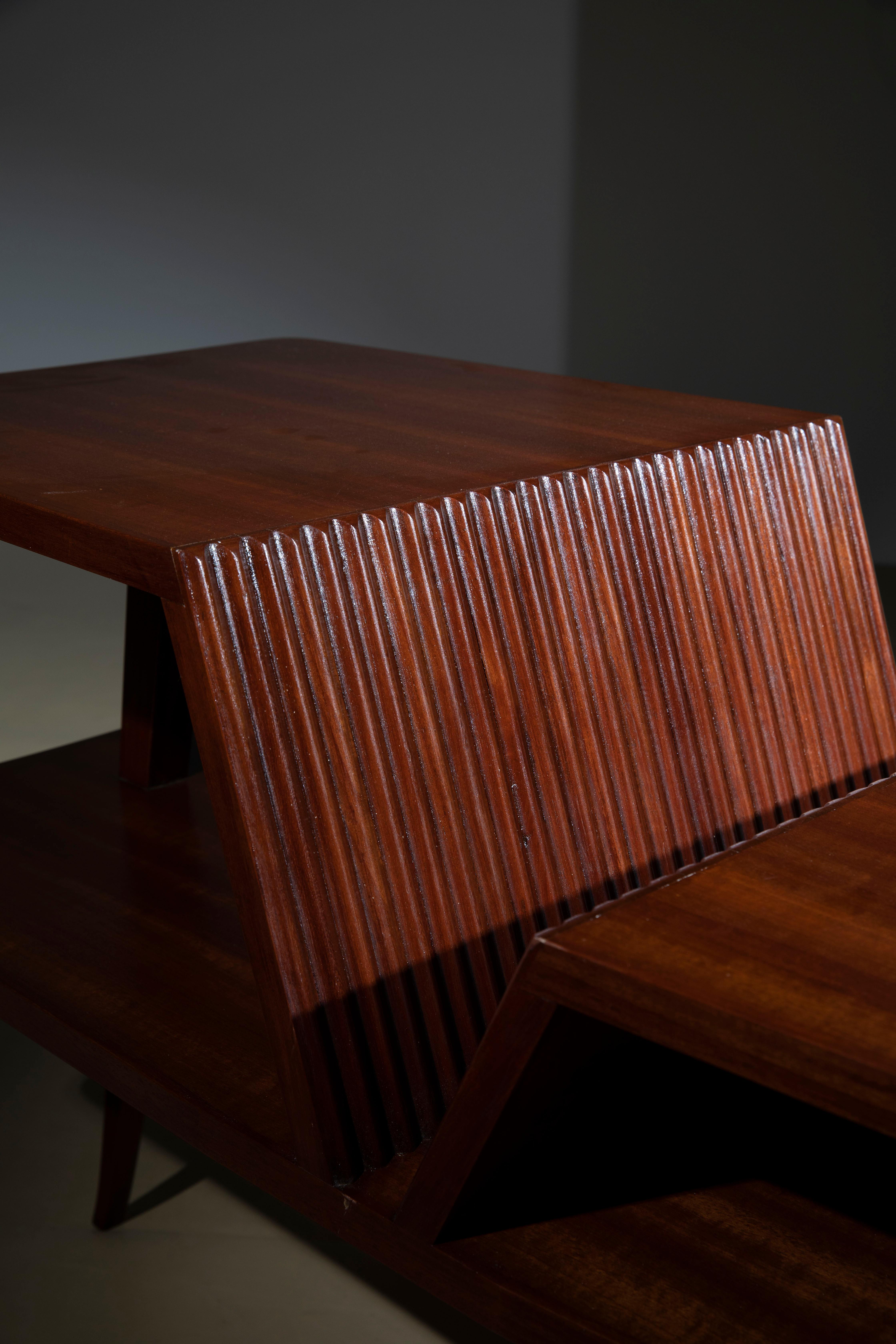 Italian manufacture, Low three-legged coffee table for living room, 1950s For Sale 2