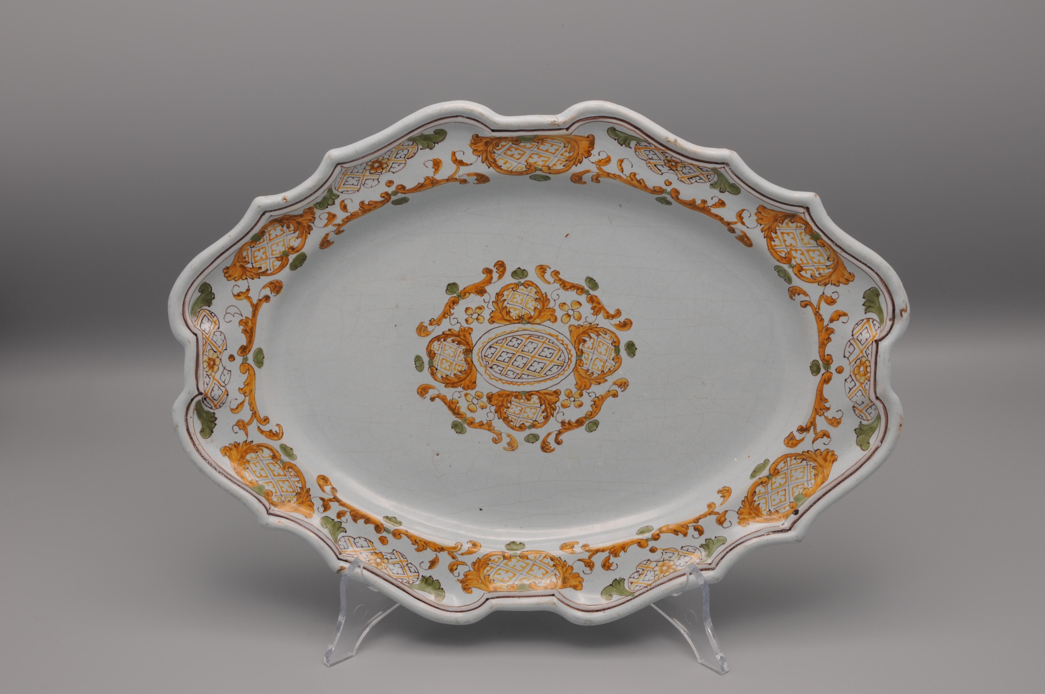 Manifattura San Carlo della Real Fabbrica di Caserta - Serving dish in Moustiers style with scalloped edge decorated in ocher and green monochrome with a medallion in the center of the basin and foliage and medallions on the wing.

unmarked
Italy, 
