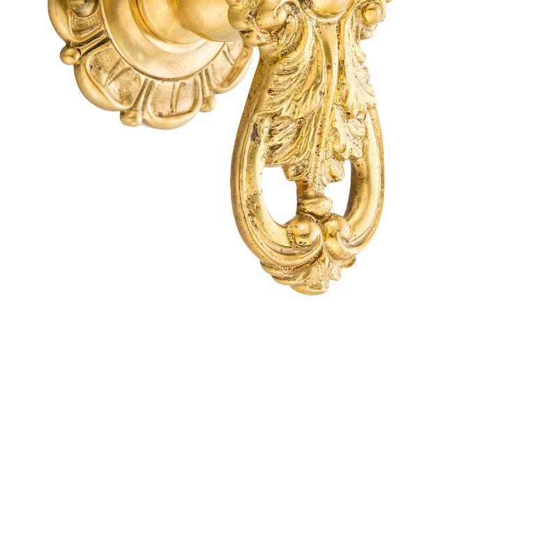 Orsay brass window handles with leaves are a set of window handles from the Orsay line that feature an intricate leaf design on the handle. The handles are made of high-quality brass and are designed to provide a secure and comfortable grip when