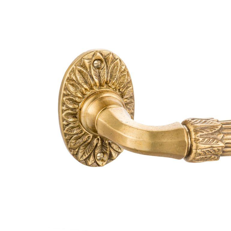 Aggiungi un tocco di eleganza alle vostre porte con la maniglia in ottone decorata Brera. Il suo design intricato e i materiali di alta qualità la rendono una scelta durevole ed elegante per la vostra casa. Acquistate ora e migliorate il vostro
