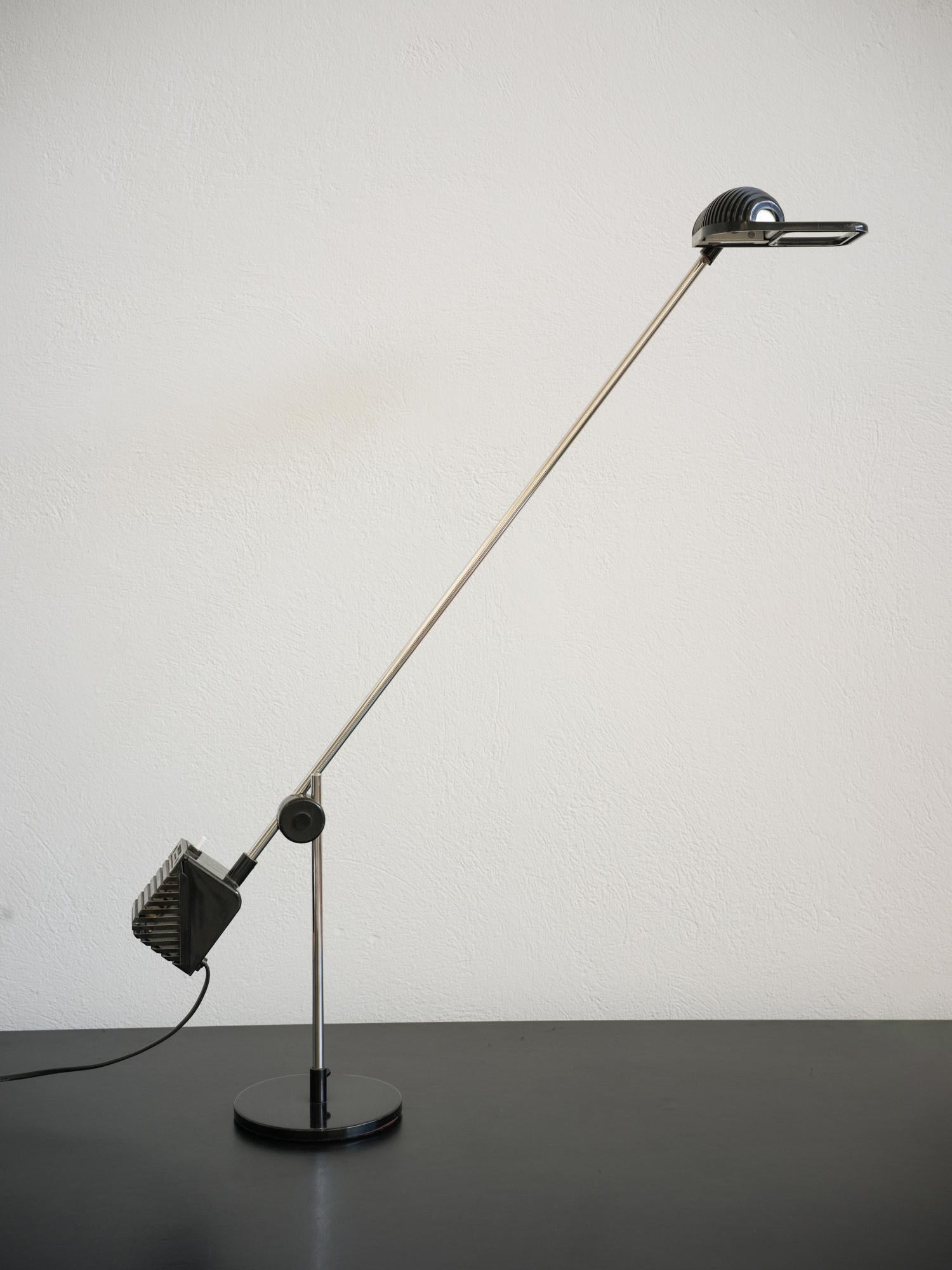 Tischleuchte Maniglia, entworfen von Jonathan De Pas, Donato D'Urbino und Paolo Lomazzi für den italienischen Leuchtenhersteller Stilnovo in den 1970er Jahren.
- Die Lampe ist einziehbar.  Sehr cooles Design.