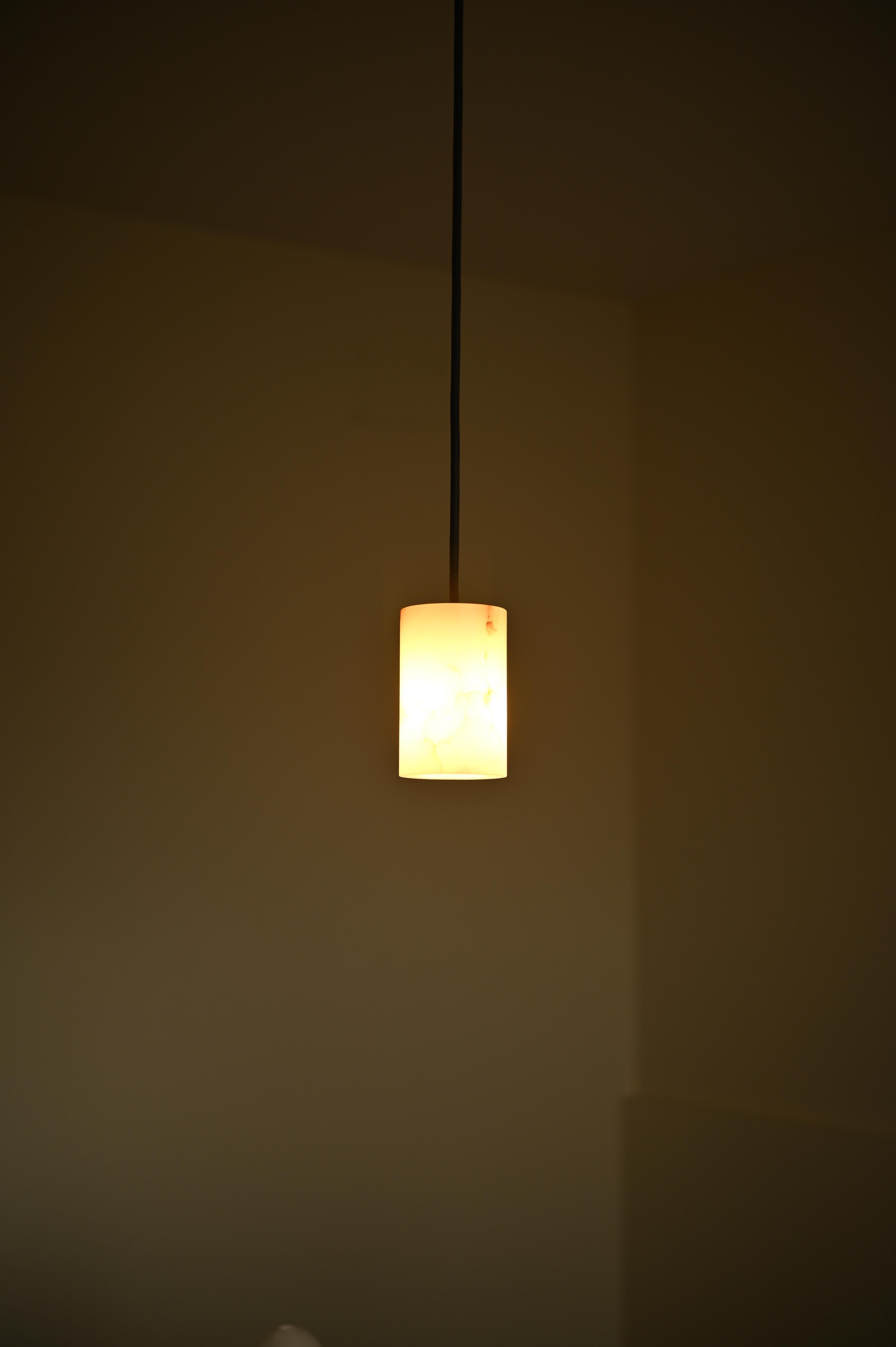Maniko Pipo 12 White Alabaster Pendant Lamp by Simone & Marcel
Dimensions: D 8 x W 8 x H 23 cm.
Materials: Alabaster, brass and silicone.

Different sizes available. Custom options available on request. Please contact us. 

All our lamps can be