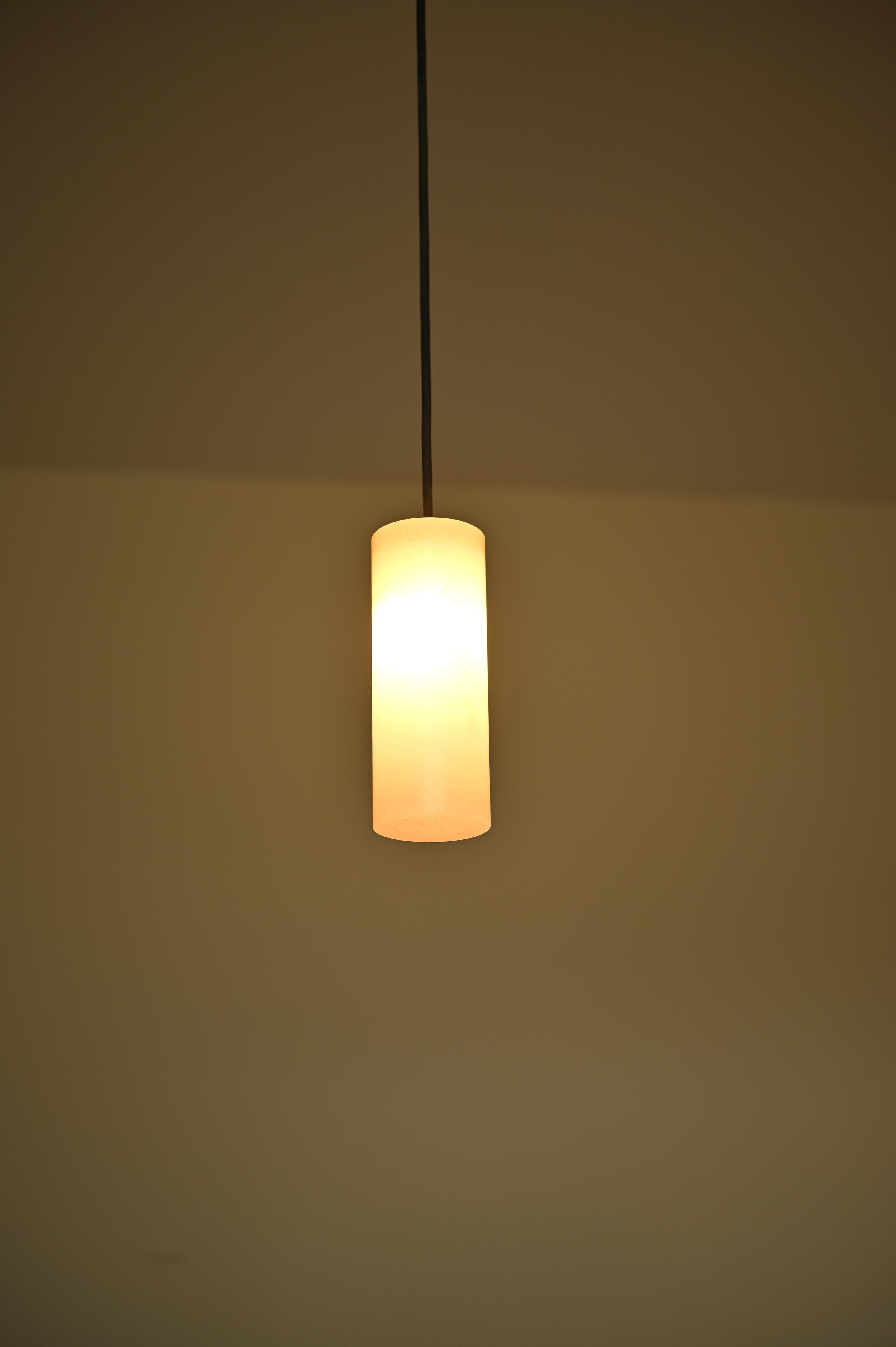 Maniko Pipo 20 White Alabaster Pendant Lamp by Simone & Marcel
Dimensions: D 8 x W 8 x H 36 cm.
Materials: Alabaster, brass and silicone.

Different sizes available. Custom options available on request. Please contact us. 

All our lamps can be