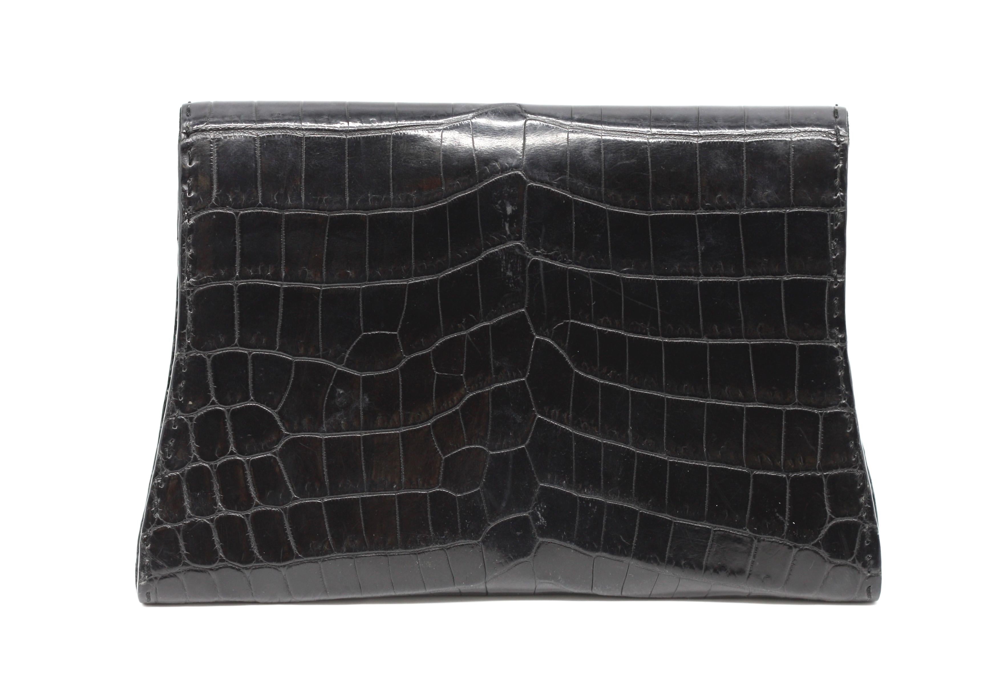 
Pochette en crocodile noir de Manille
Première édition, 028/300, V.I.B.H., le corps rectangulaire évasé avec un rabat et une courte poche extérieure, l'intérieur doublé de daim noir.
Hauteur 6,75 po, largeur 10 po, profondeur 0,75 po.
Rapport de