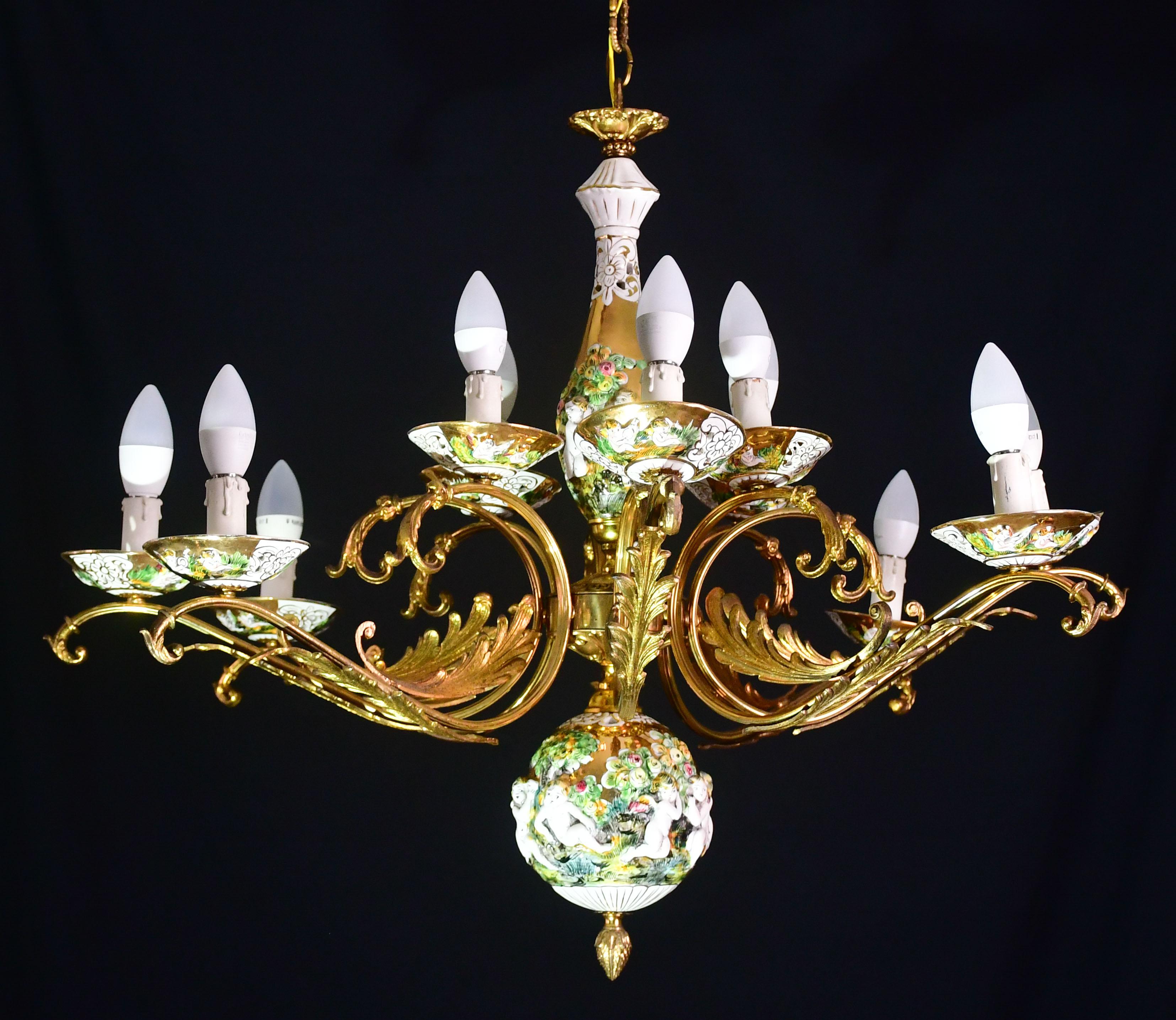 Spectaculaire lustre en céramique et laiton inspiré de la ville de Manille.

Le lustre comporte 12 points lumineux et les céramiques sont décorées de motifs d'anges.

Bon état vintage.

Hauteur avec chaîne 120 centimètres, hauteur sans chaîne 80