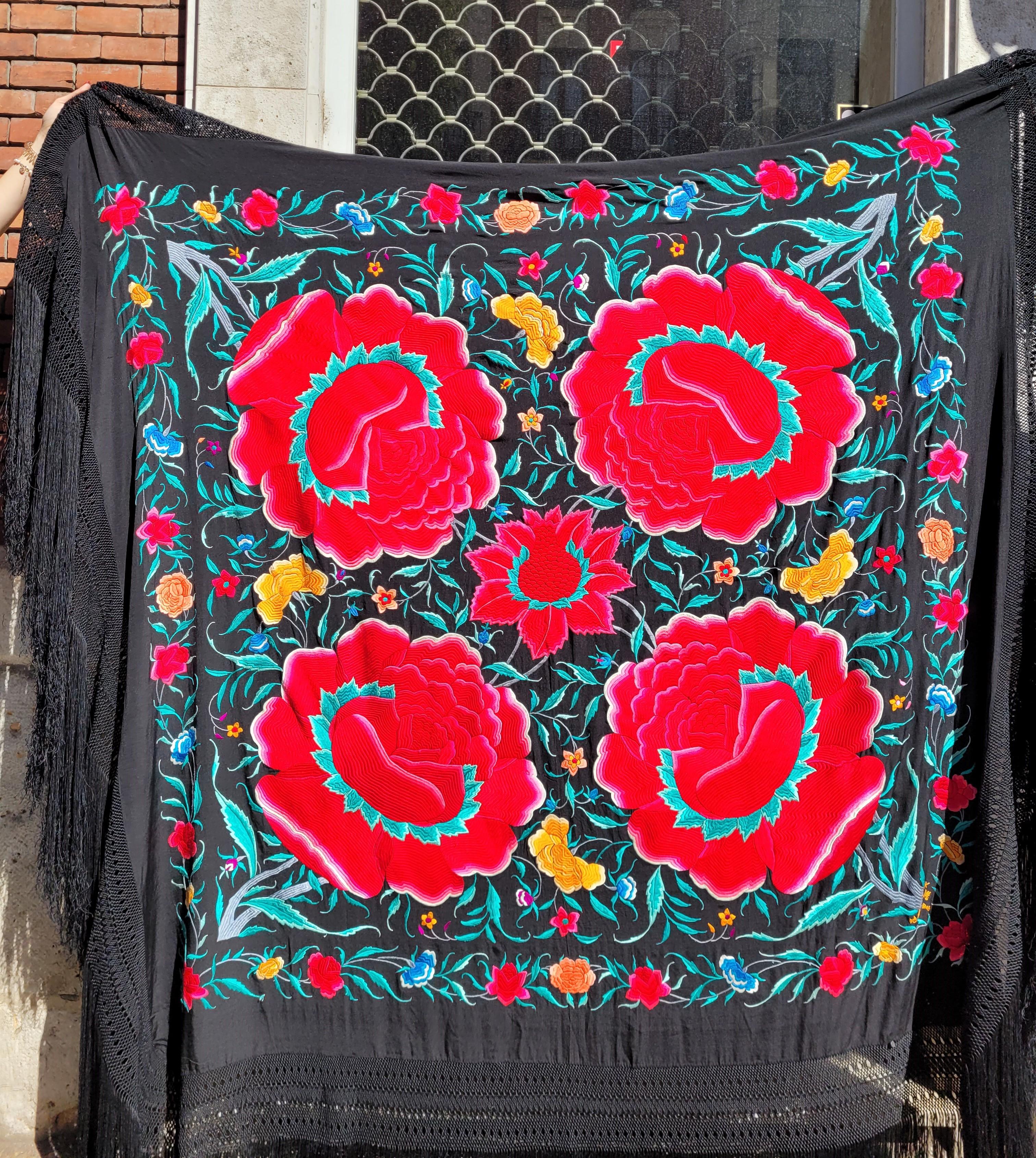 Manila shawl, Chinese,  Pink Peonies on black finish. Signed In Excellent Condition In Valladolid, ES