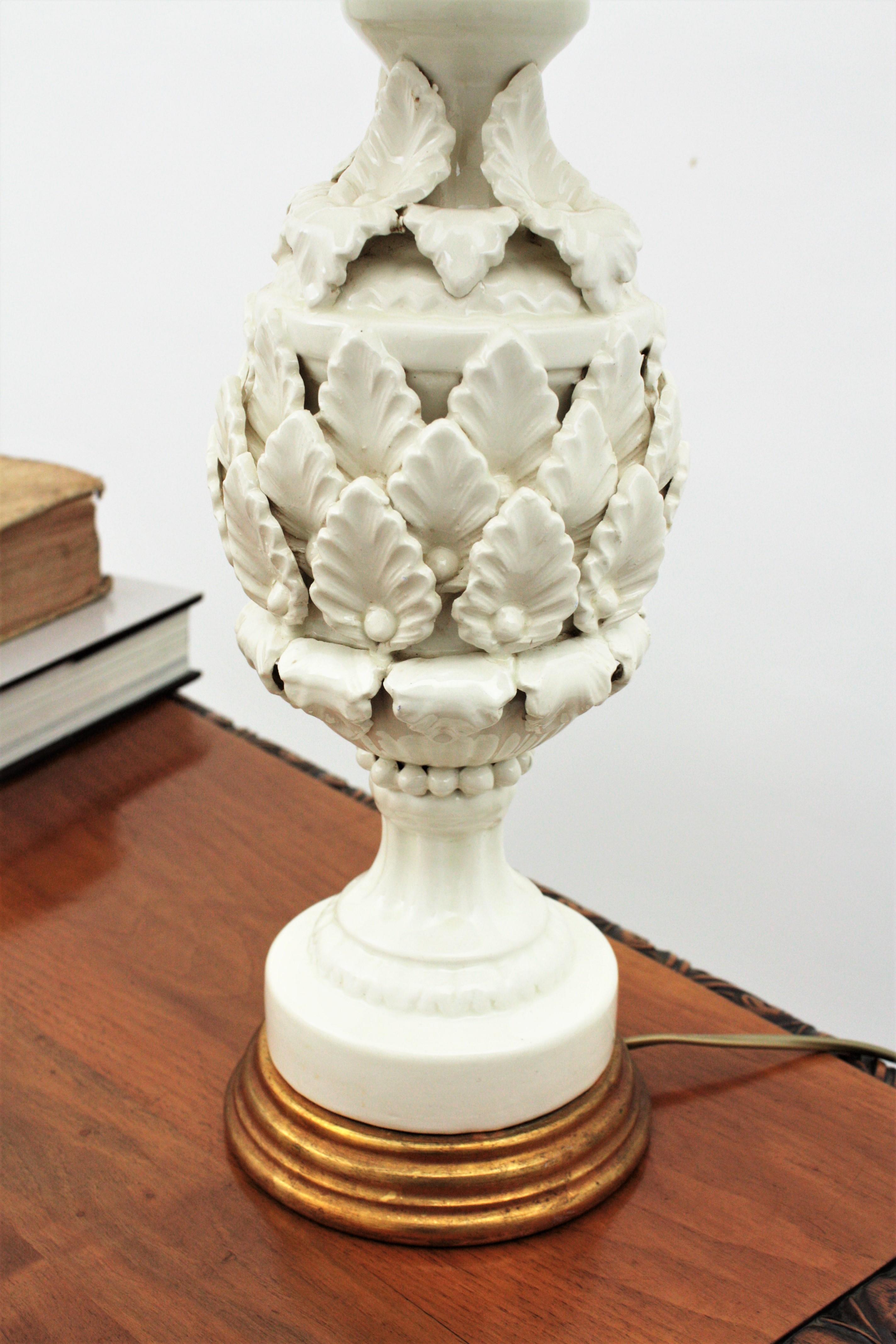 Spanish Manises Majolica White Glazed Ceramic Table Lamp on Giltwood Pedestal In Good Condition In Barcelona, ES
