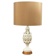 Lampe de table espagnole en céramique émaillée blanche Manises sur socle en bois doré