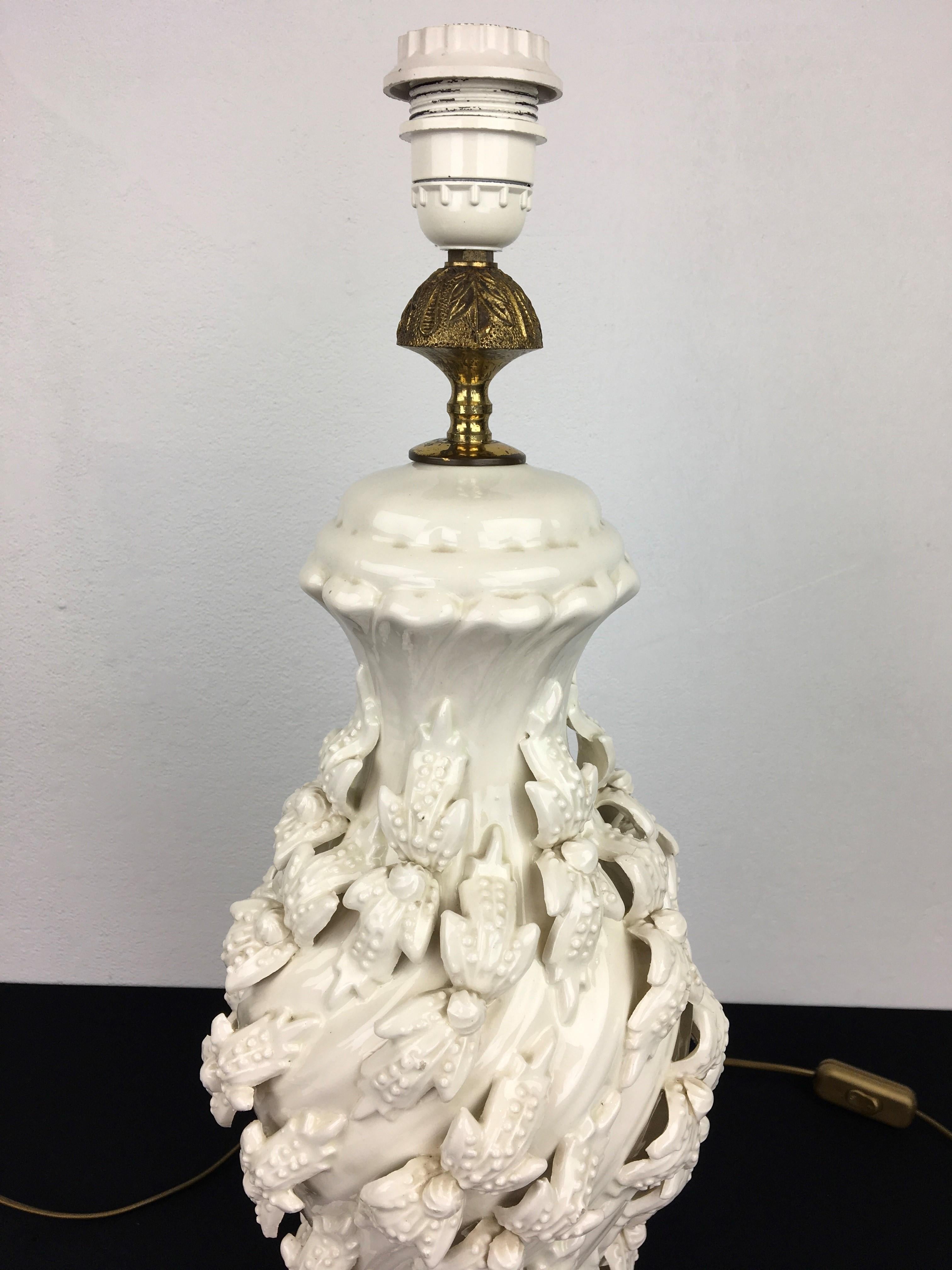 Manises White Ceramic Table Lamp, Ceramicas Bondia, Spain, 1960s For Sale 4