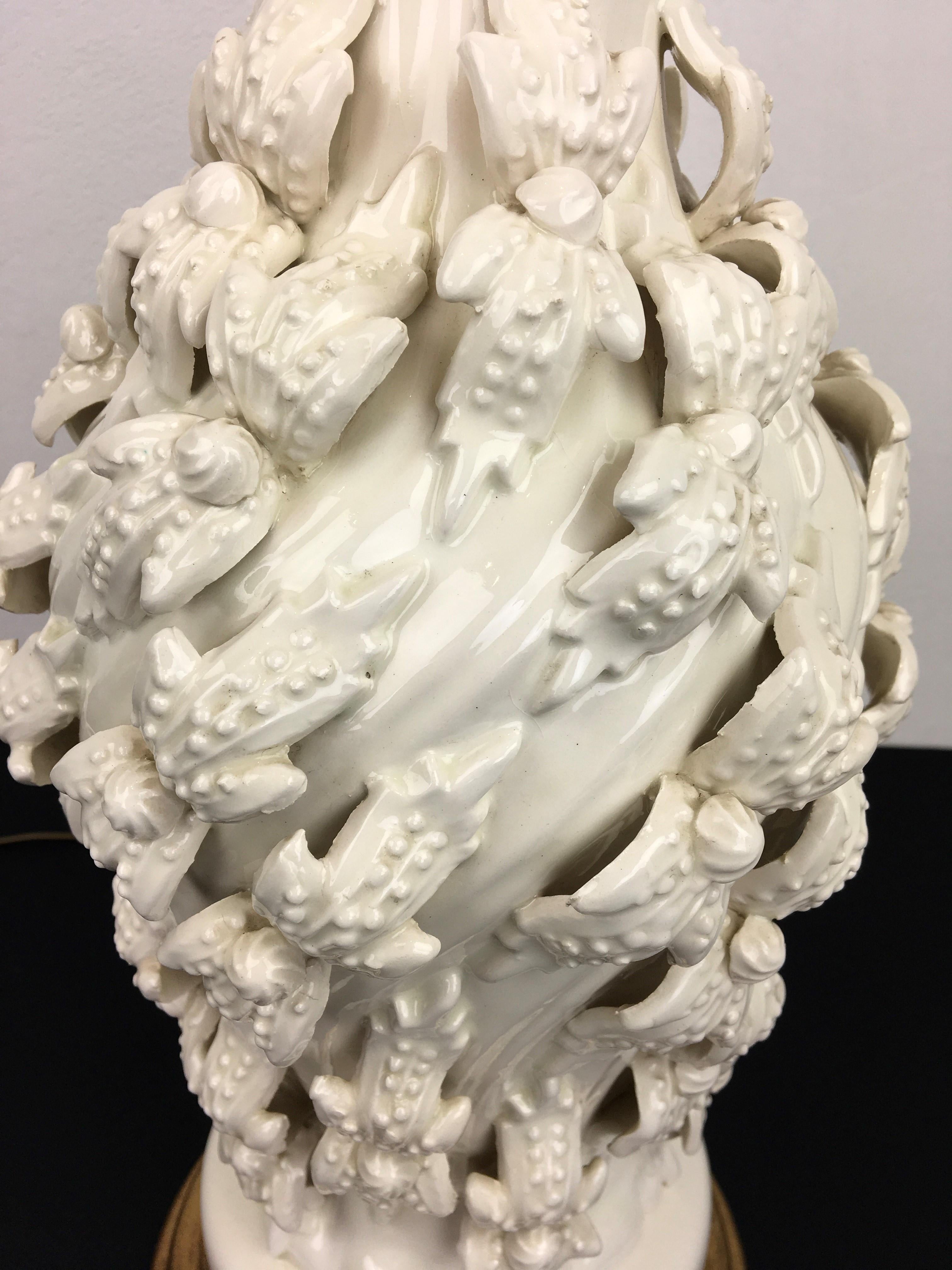 White Manises-Tischlampe aus Keramik, Ceramicas Bondia, Spanien, 1960er Jahre (Moderne der Mitte des Jahrhunderts) im Angebot