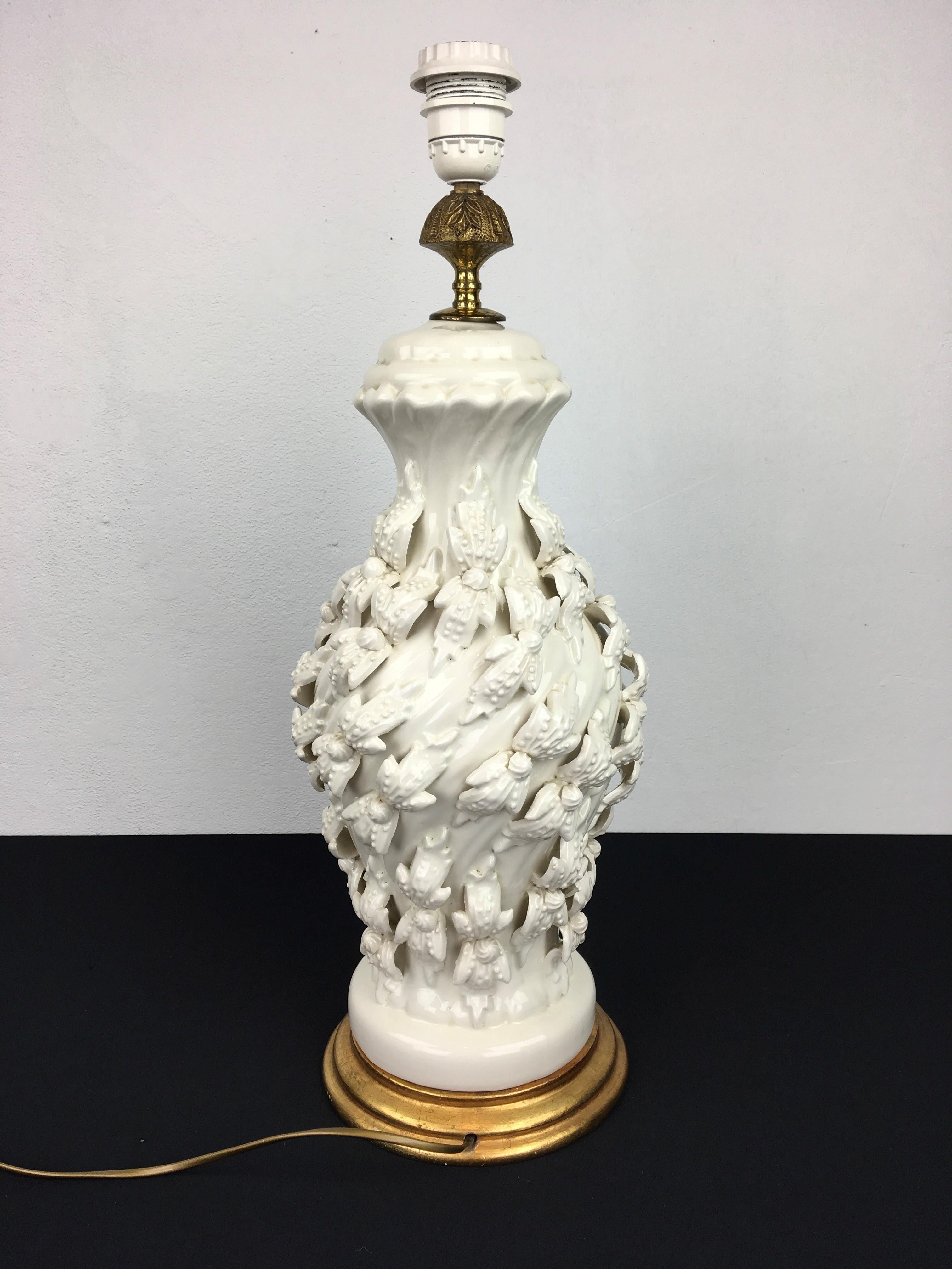 Manises White Ceramic Table Lamp, Ceramicas Bondia, Spain, 1960s In Good Condition For Sale In Antwerp, BE