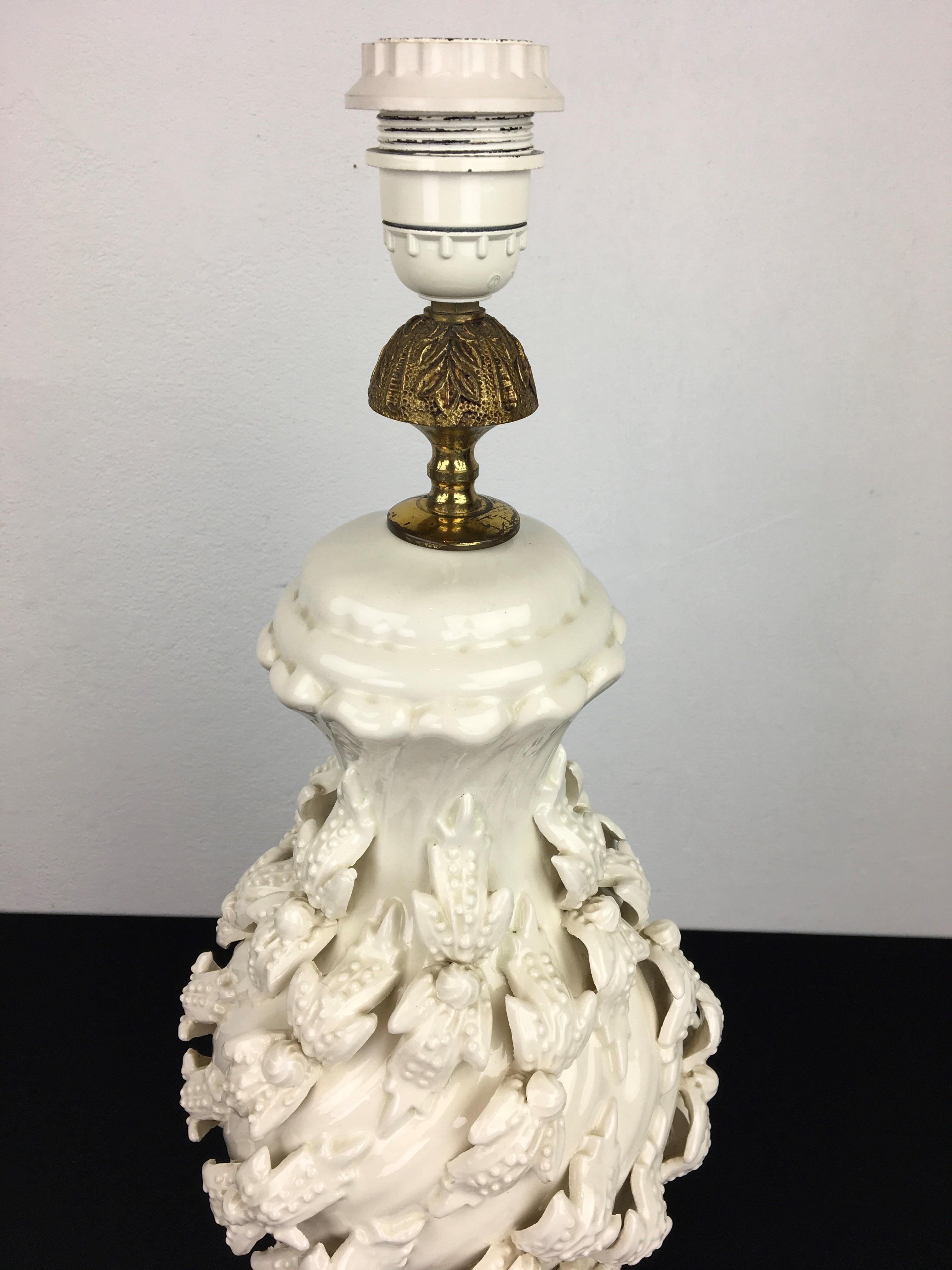 20th Century Manises White Ceramic Table Lamp, Ceramicas Bondia, Spain, 1960s For Sale