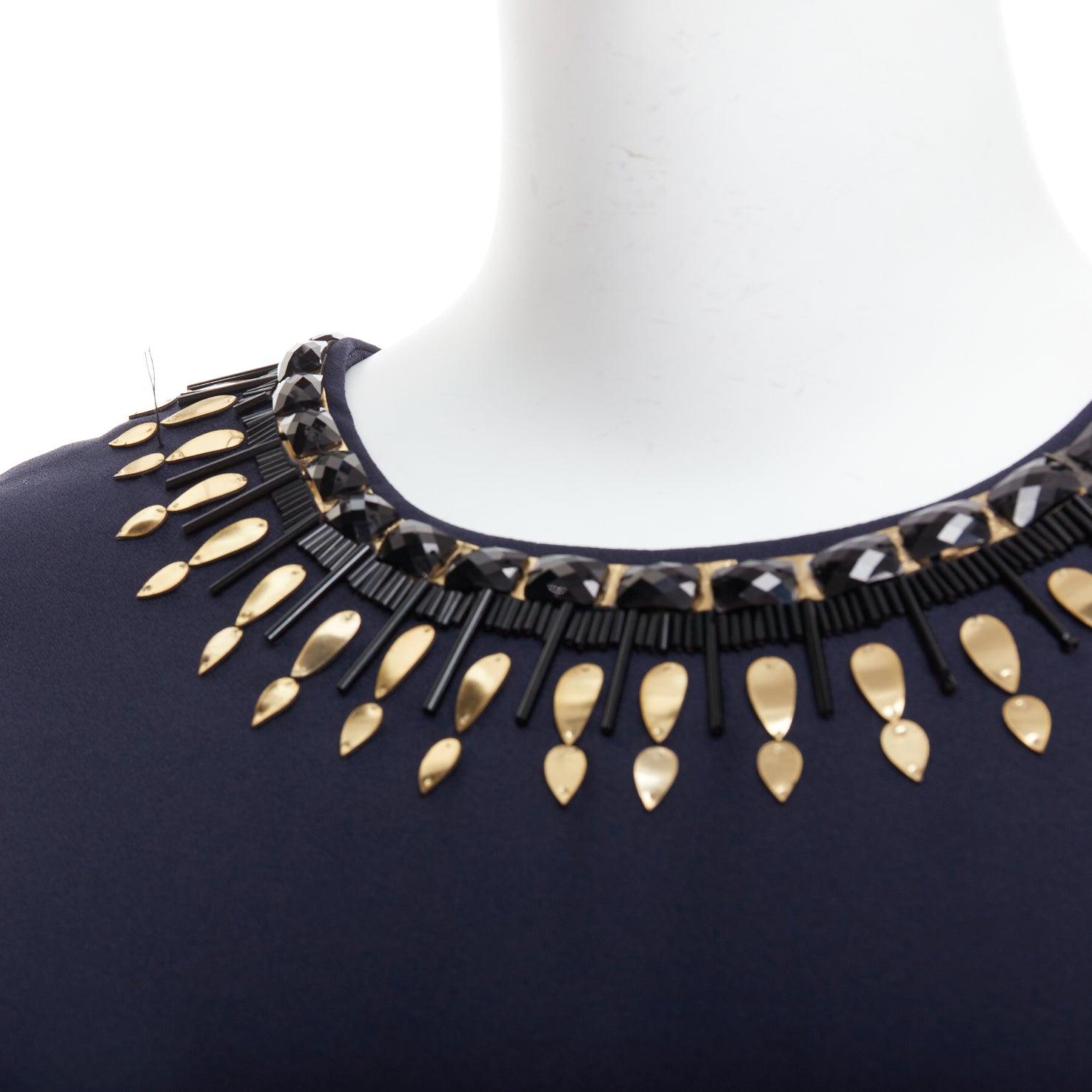 MANISH ARORA top artesanal dorado azul marino con adornos 3D IT38 M
Referencia: WECN/A00025
Marca Manish Arora
Material: Poliéster
Color: Azul marino, Dorado
Patrón: Sólido
Cierre: cremallera
Forro: Tejido azul marino
Detalles adicionales:
