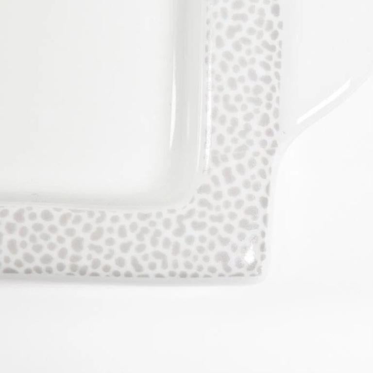 Tablett aus weißem Porzellan. Das Tablett Manitoba wurde ursprünglich 1982 von Matteo Thun entworfen und gehört zur Memphis Milano Collection'S 1981-1988. Das weiße Porzellantablett ist zum Zusammenbau mit den Dekorationen gedacht: Ontario, Erie,