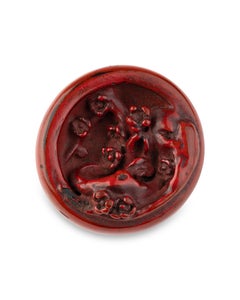 Manj netsuke in red lacquer, carved and decorated with red and black lacquer
