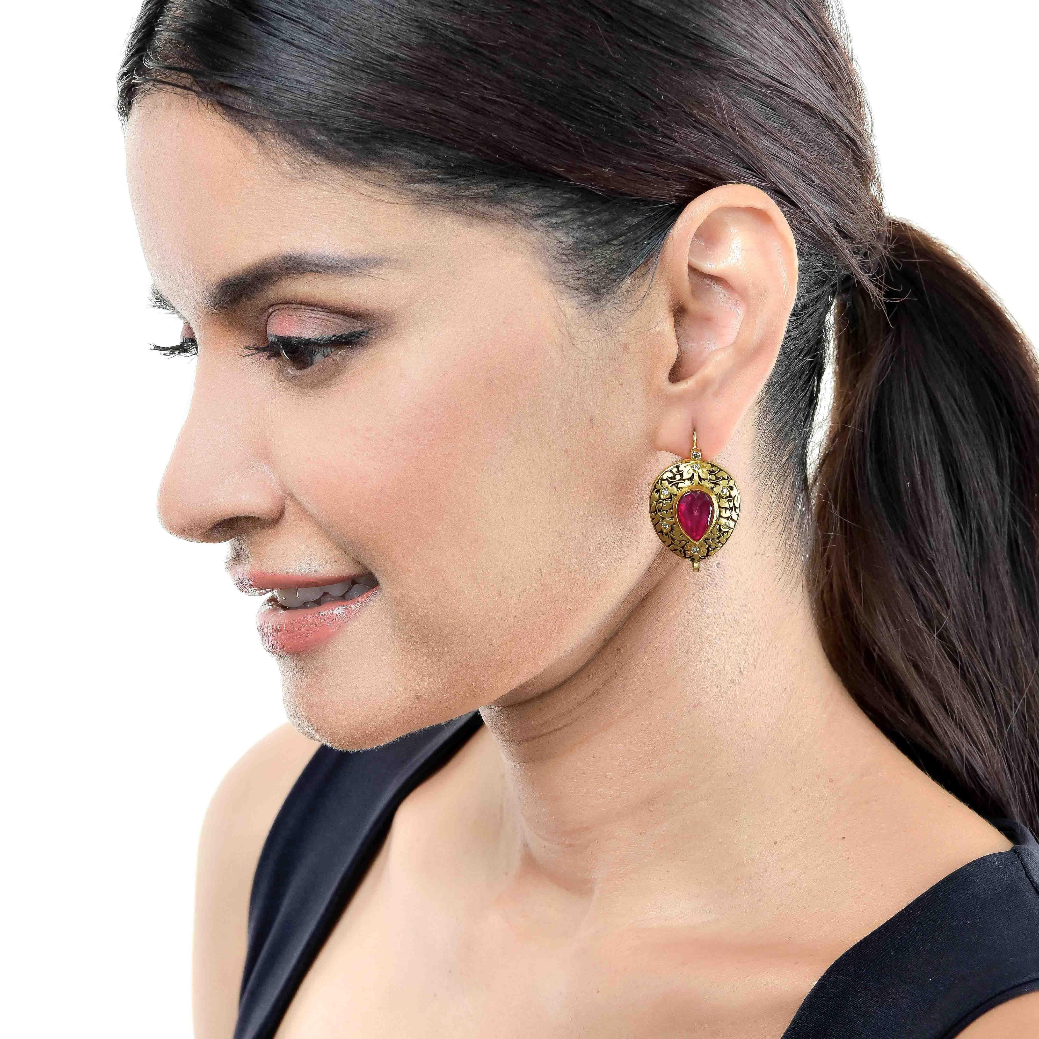 Manjrie Ruby Double-Cut Diamond 22k Gold Artisan Hook Earrings (Kunsthandwerker*in) im Angebot