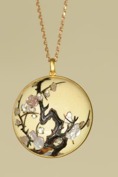 Manju Netsuke 18 Karat Gold Pendant with Spring Flowers by Meikeisai Hojitsu