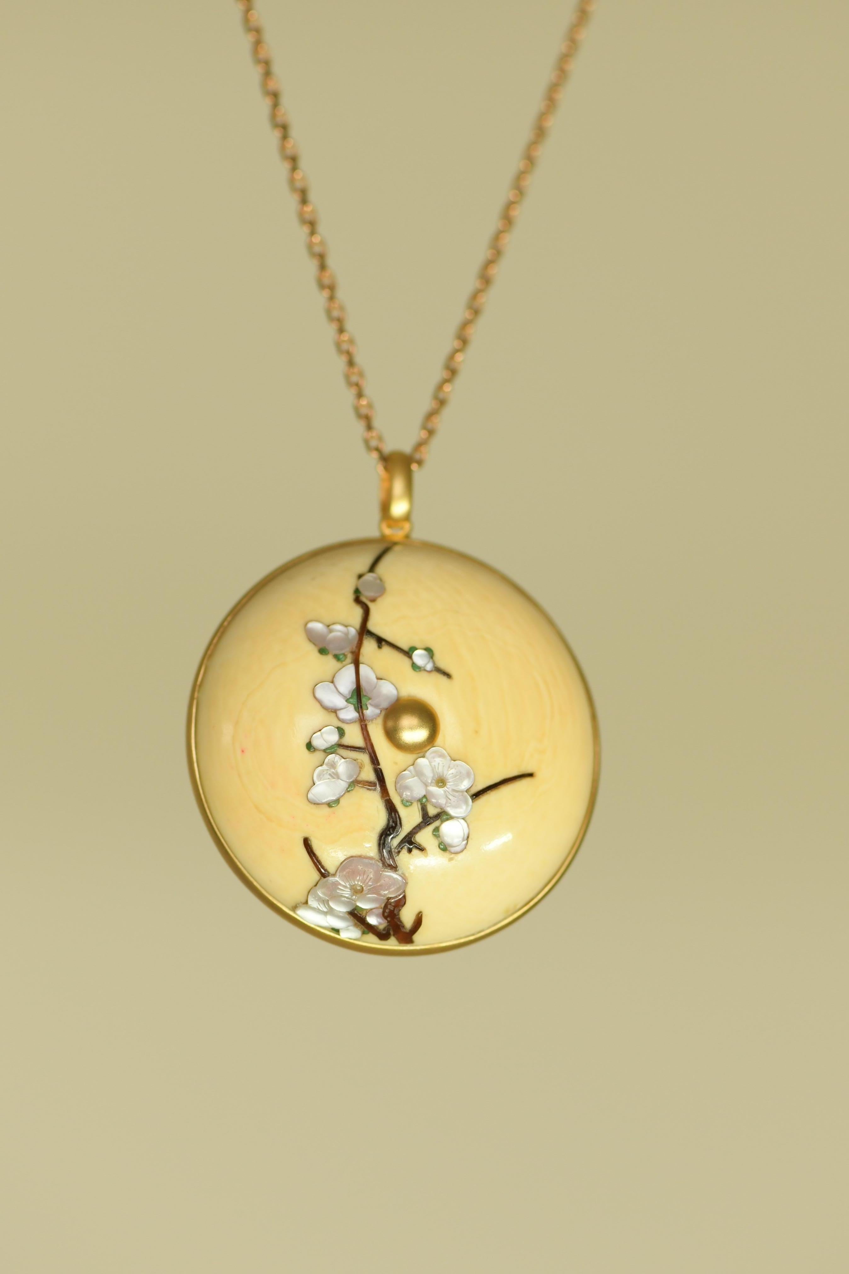 Meikeisai Hojitsu Pendentif manju netsuke en or 18 carats avec fleurs de printemps Excellent état - En vente à Banbury, GB