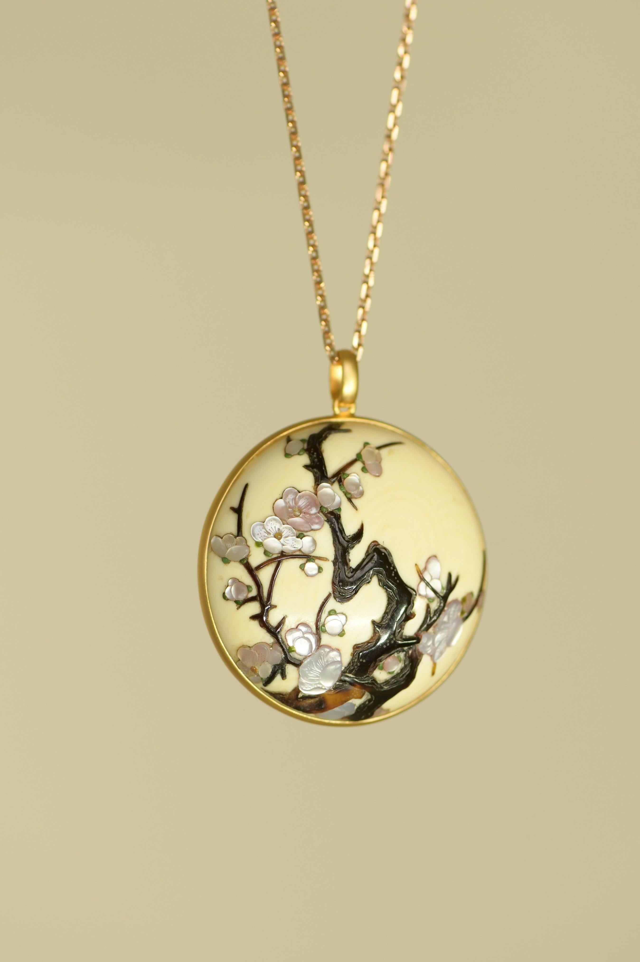 Meikeisai Hojitsu Pendentif manju netsuke en or 18 carats avec fleurs de printemps Unisexe en vente