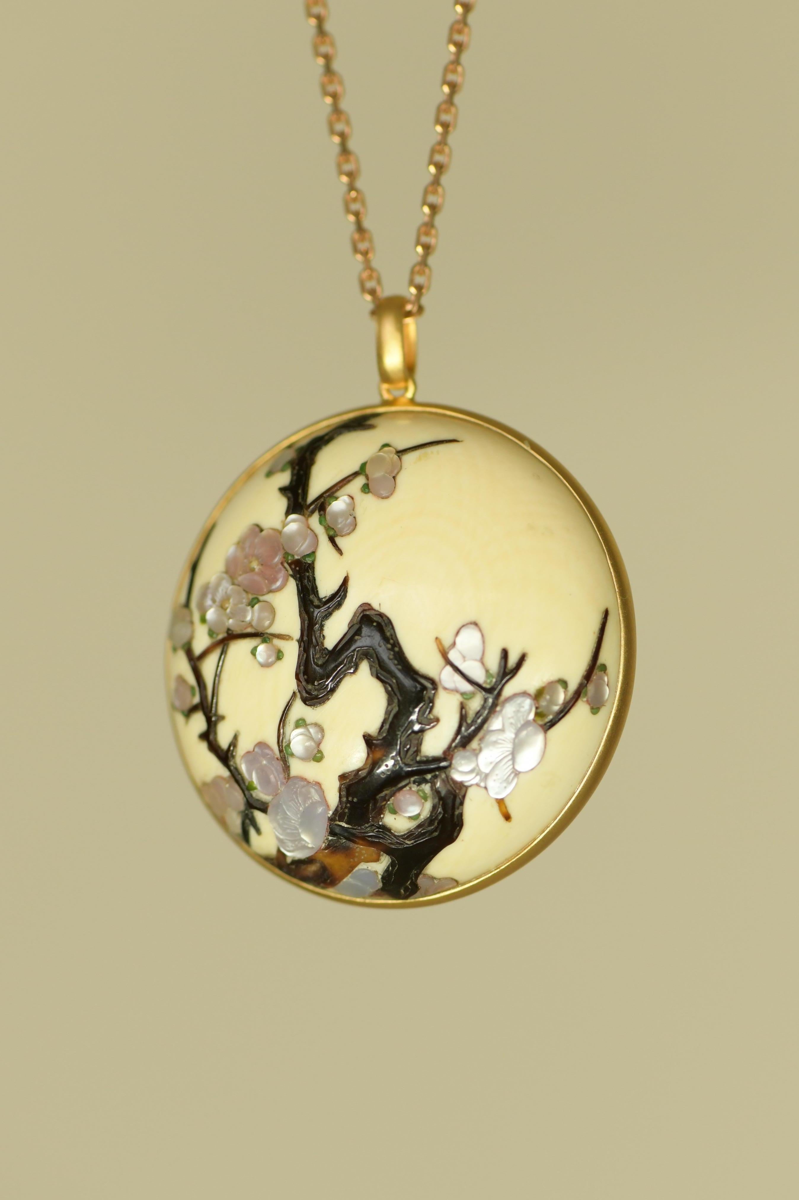 Victorian Manju Netsuke 18 Karat Gold Pendant with Spring Flowers by Meikeisai Hojitsu For Sale