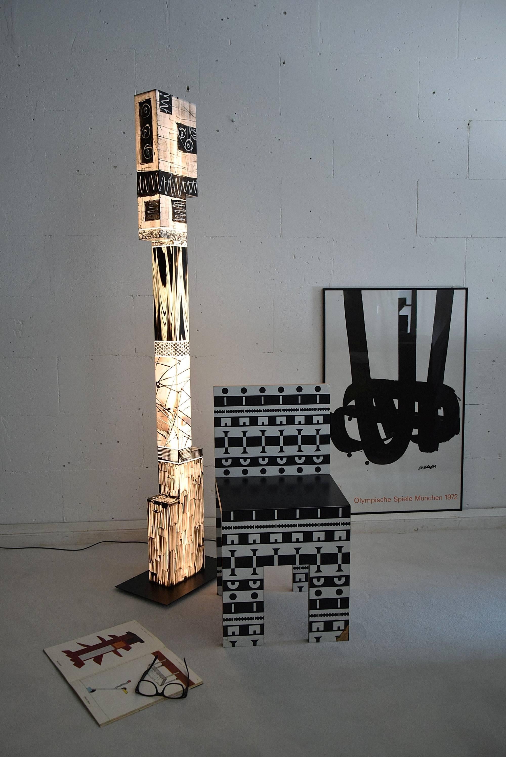 Mannahattan 24 pcs limited edition handmade and painted contemporary floor lamp made by Nando Marone in the Netherlands.

The entire lamp is made of hand cut and hand-painted opaal composites and a metal black painted base.

Measurements: H 68.90 x