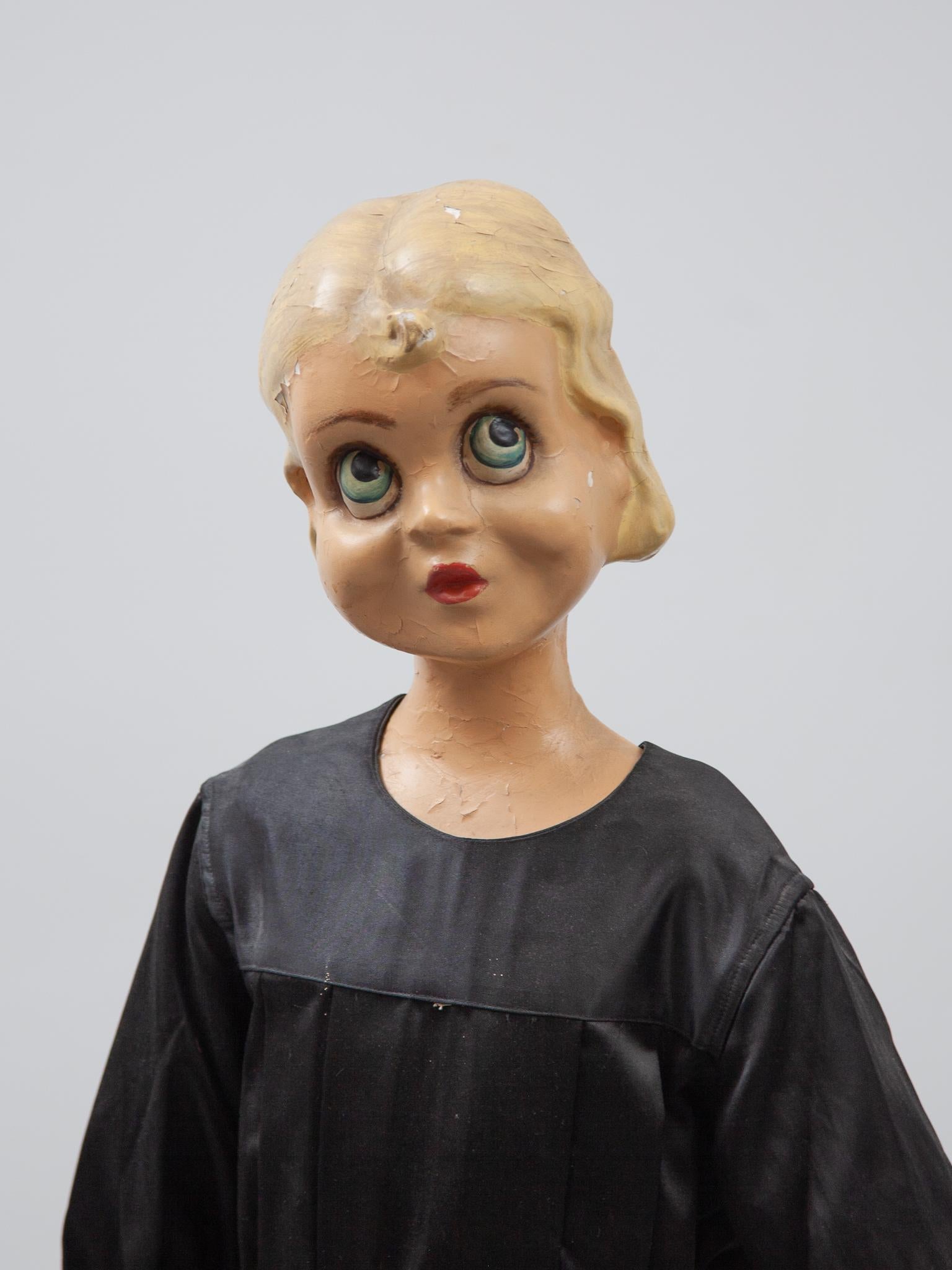 Mannequin eines jungen Mädchens in schwarzem Kleid, Shop Display, 1950er Jahre im Angebot 2