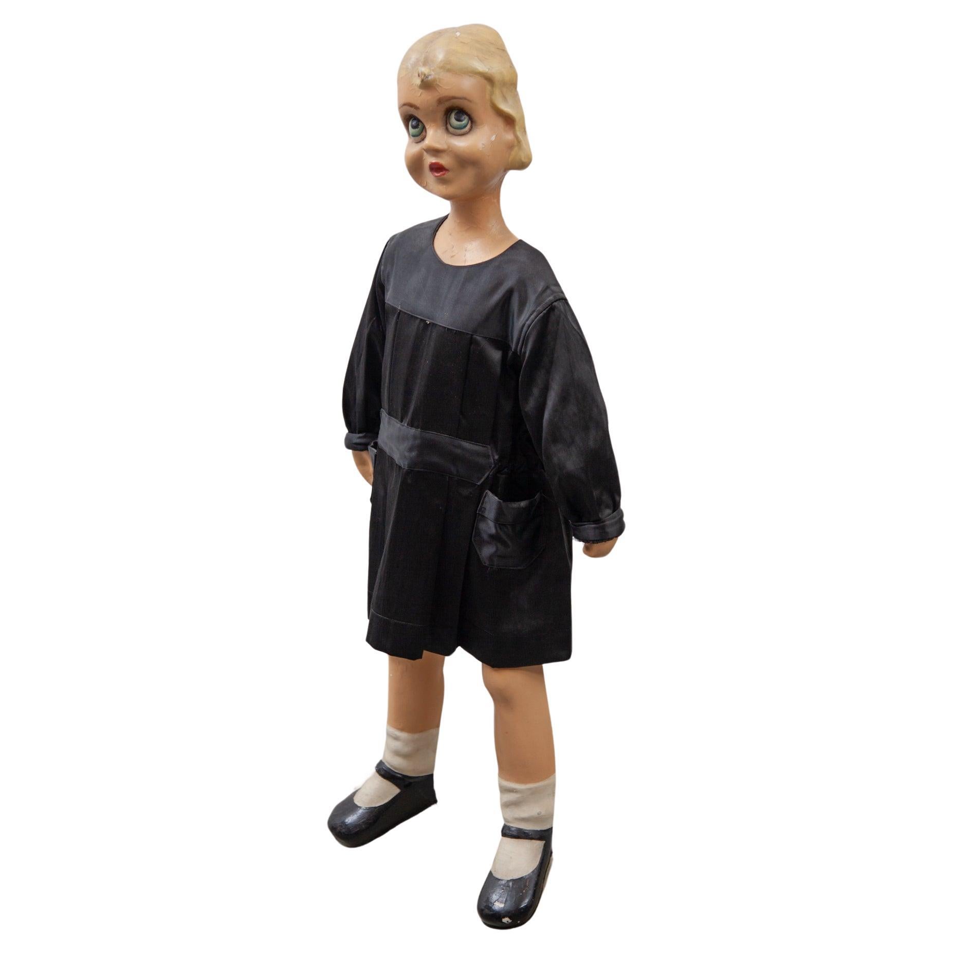 Mannequin eines jungen Mädchens in schwarzem Kleid, Shop Display, 1950er Jahre