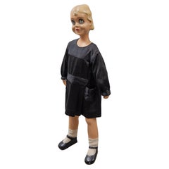 Mannequin eines jungen Mädchens in schwarzem Kleid, Shop Display, 1950er Jahre