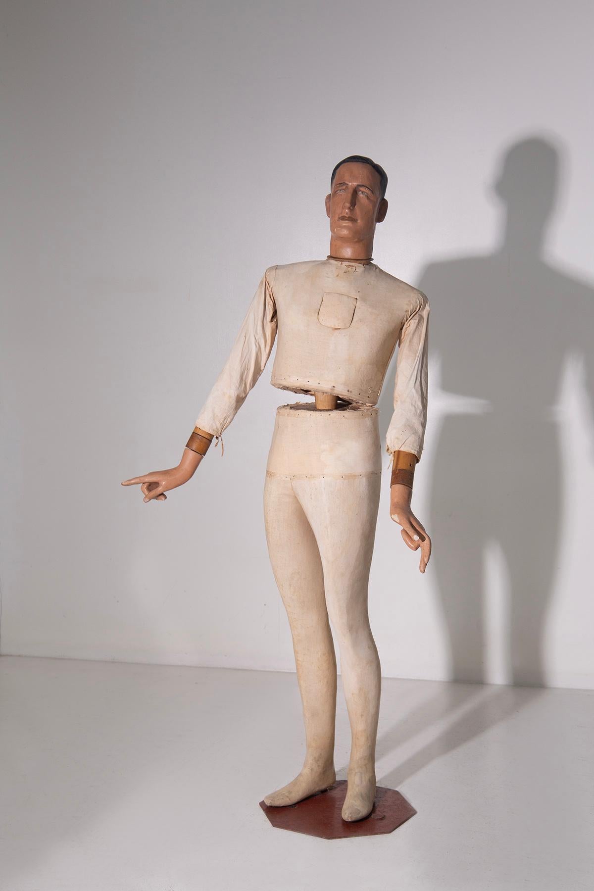 A unique and unrepeatable piece for collectors and film enthusiasts: this rare mannequin dedicated to Vittorio De Sica, one of the greatest Italian directors and actors of the 20th century, is an authentic testimony to Italian film history. Made for